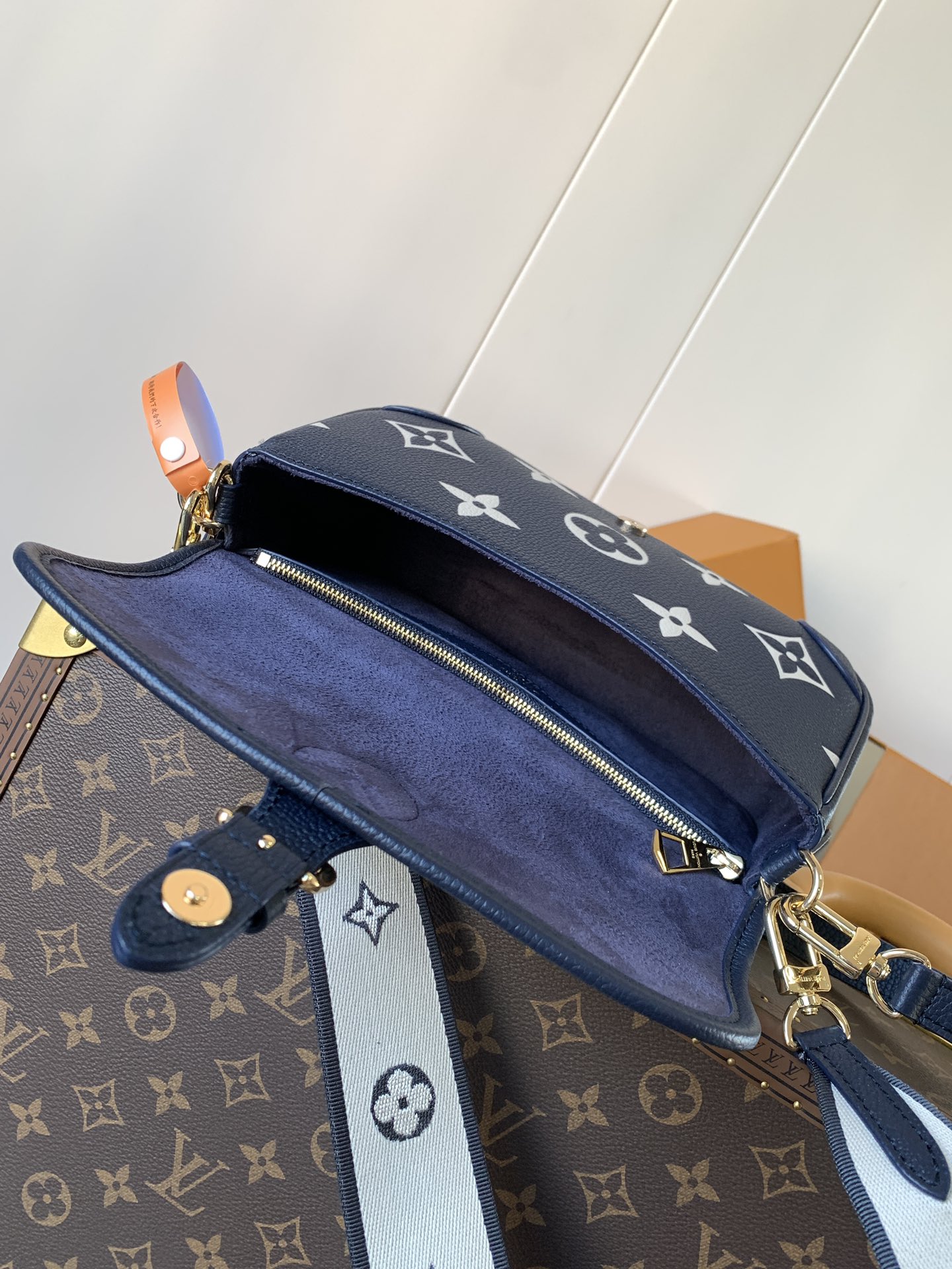 LV ルイヴィトン バック 臭い偽物 シンプル 優雅 レザー 柔らかい 斜め掛け 牛革 M47161 ブルー_3