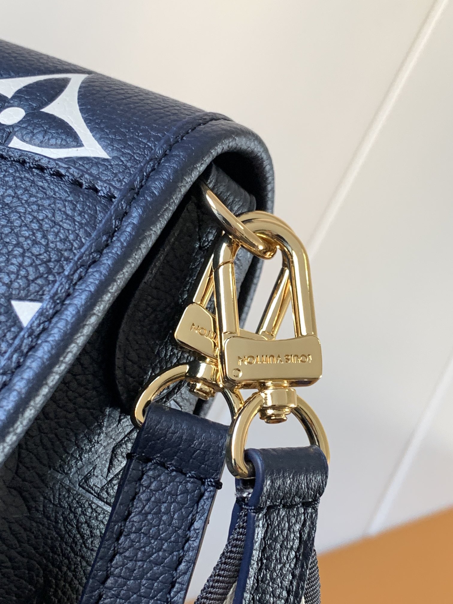 LV ルイヴィトン バック 臭い偽物 シンプル 優雅 レザー 柔らかい 斜め掛け 牛革 M47161 ブルー_6