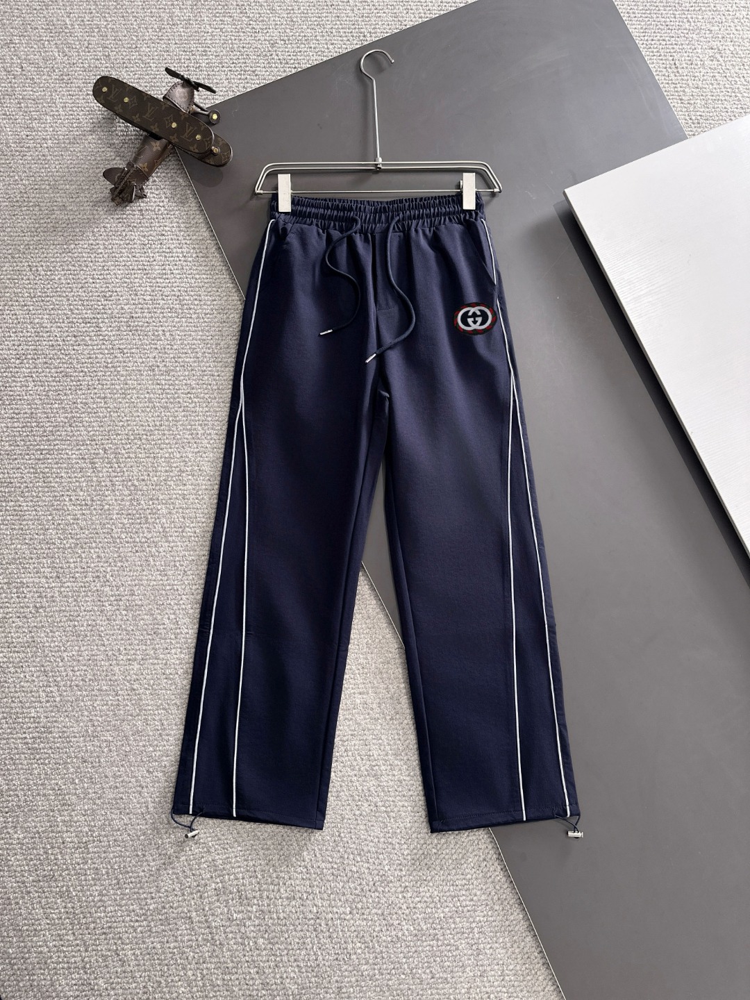 セール開催中 gucci ジャージ ズボンコピー カジュアルパンツ 純綿 ゆったり 薄い ブルー_1