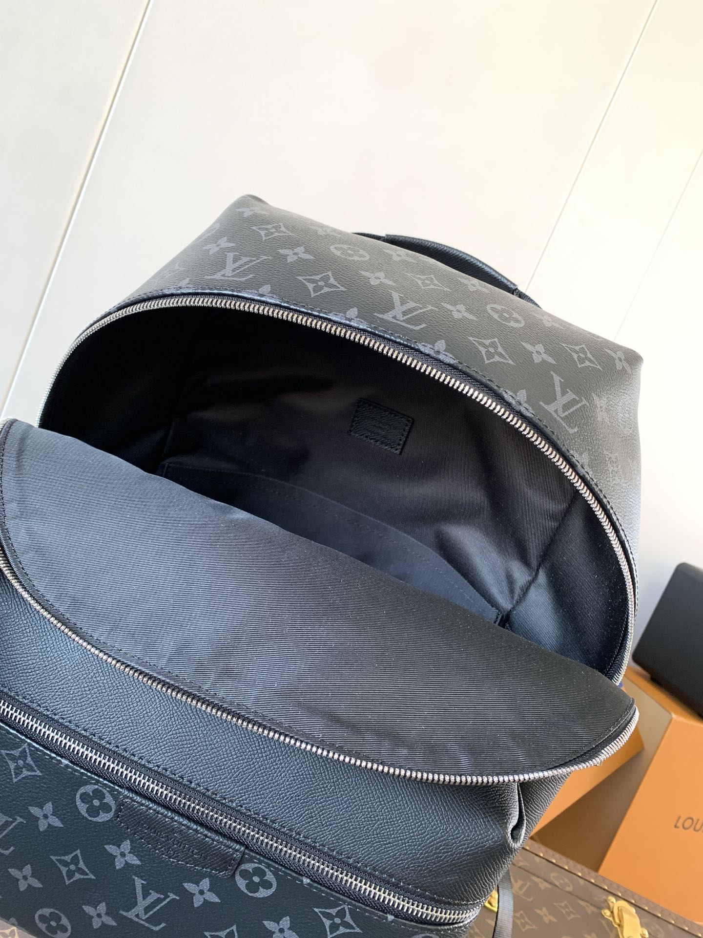 新作品 ルイヴィトンバッグ おすすめ偽物 レザー プリント 本革 バックバッグ  M30230 ブラック_8