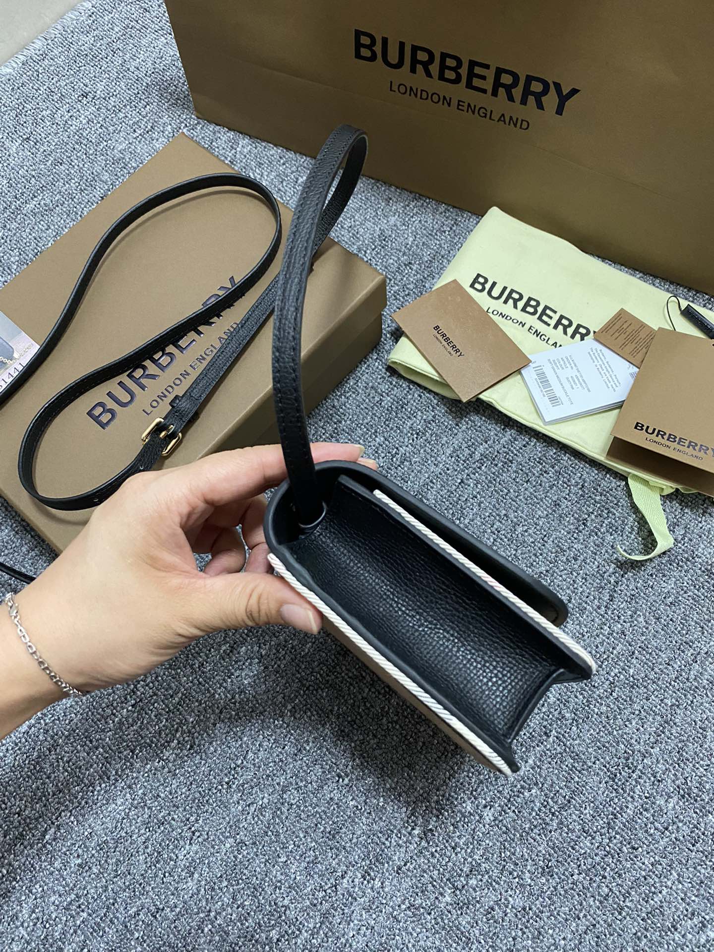 burberry ショルダー バッグ レディスーパーコピー レザー 優雅 本革 斜め掛けバッグ ブラック_3