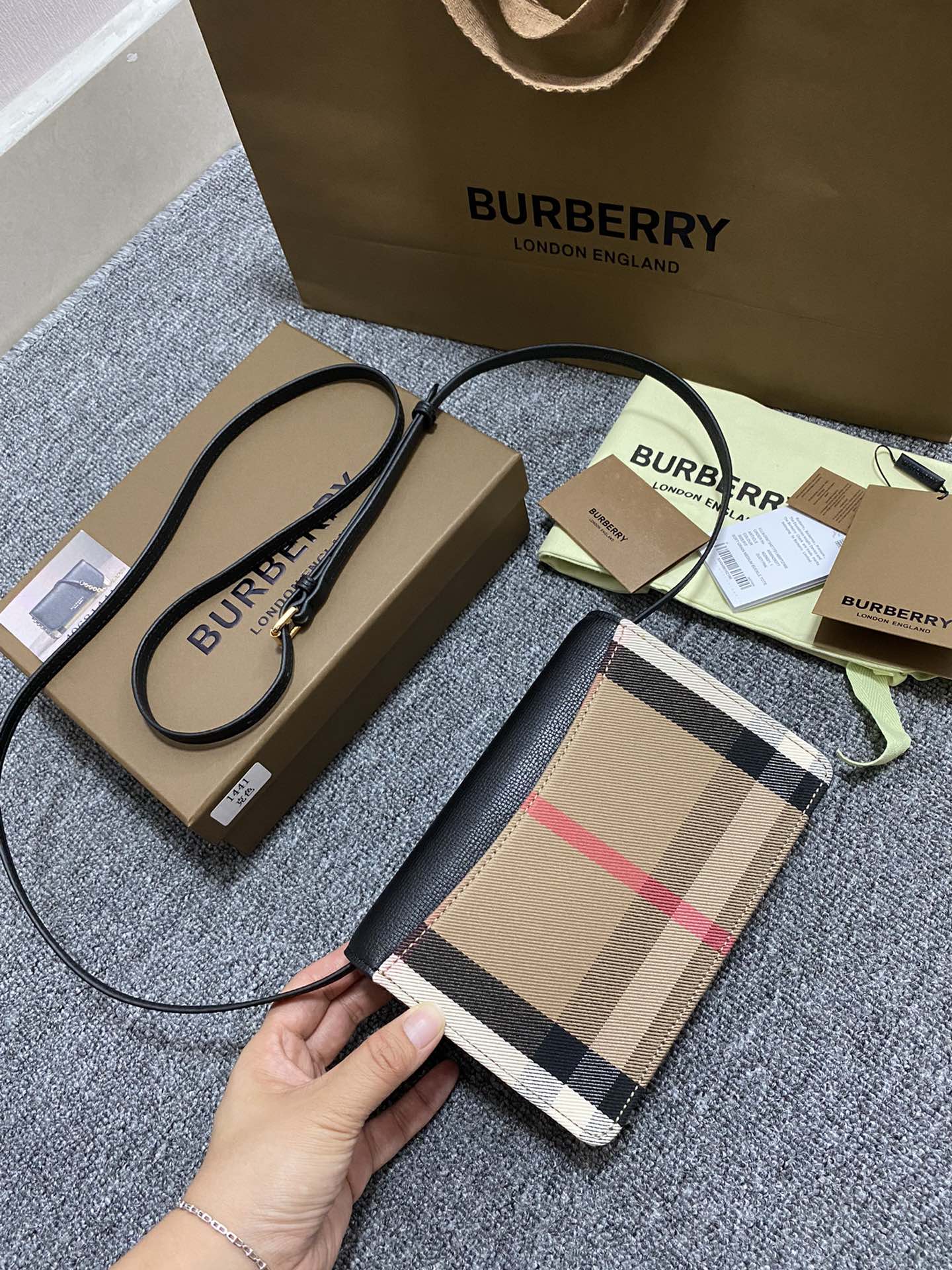 burberry ショルダー バッグ レディスーパーコピー レザー 優雅 本革 斜め掛けバッグ ブラック_4