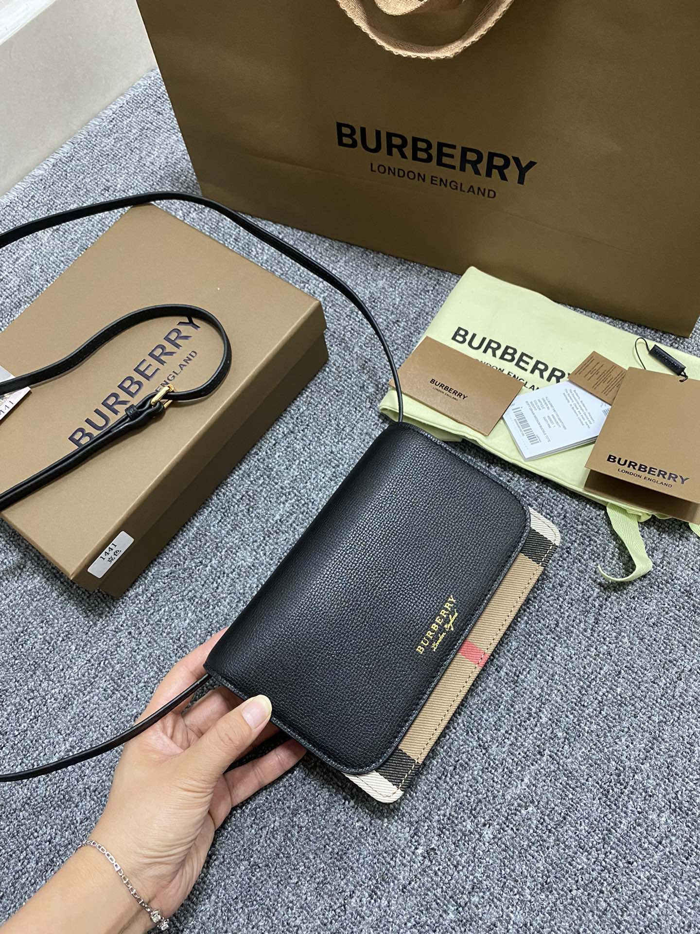 burberry ショルダー バッグ レディスーパーコピー レザー 優雅 本革 斜め掛けバッグ ブラック_5