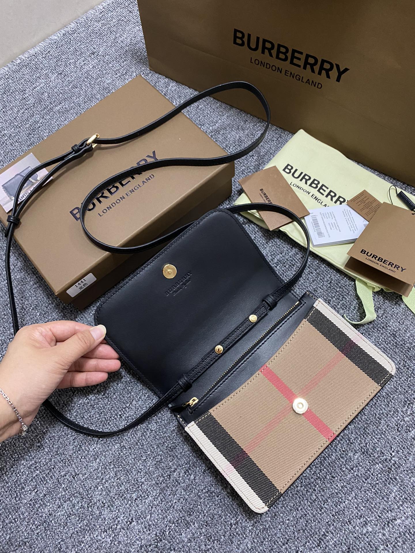 burberry ショルダー バッグ レディスーパーコピー レザー 優雅 本革 斜め掛けバッグ ブラック_6