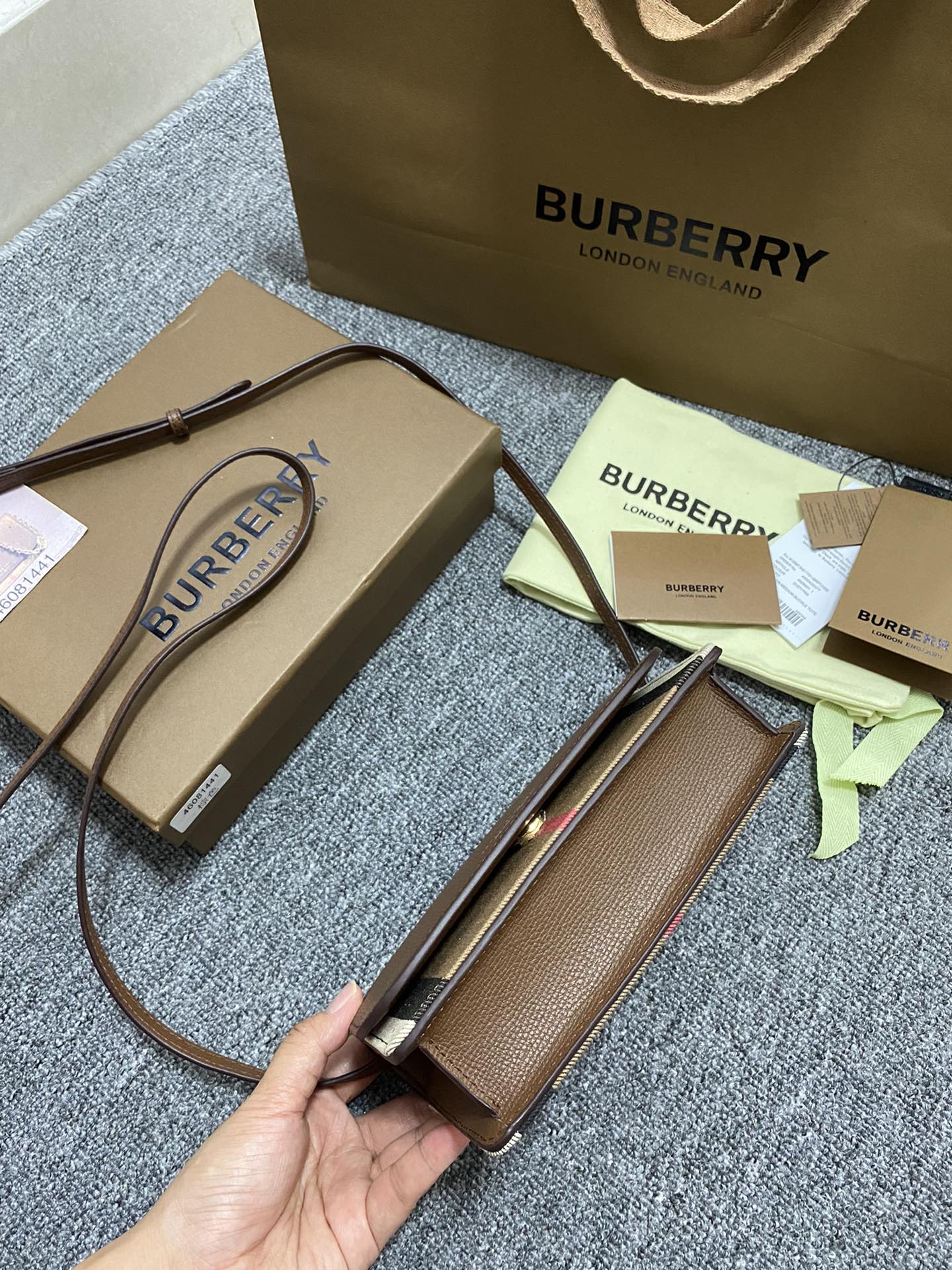 お買い得なburberry カバン偽物 レザー 優雅 本革 斜め掛けバッグ ブラウン_2