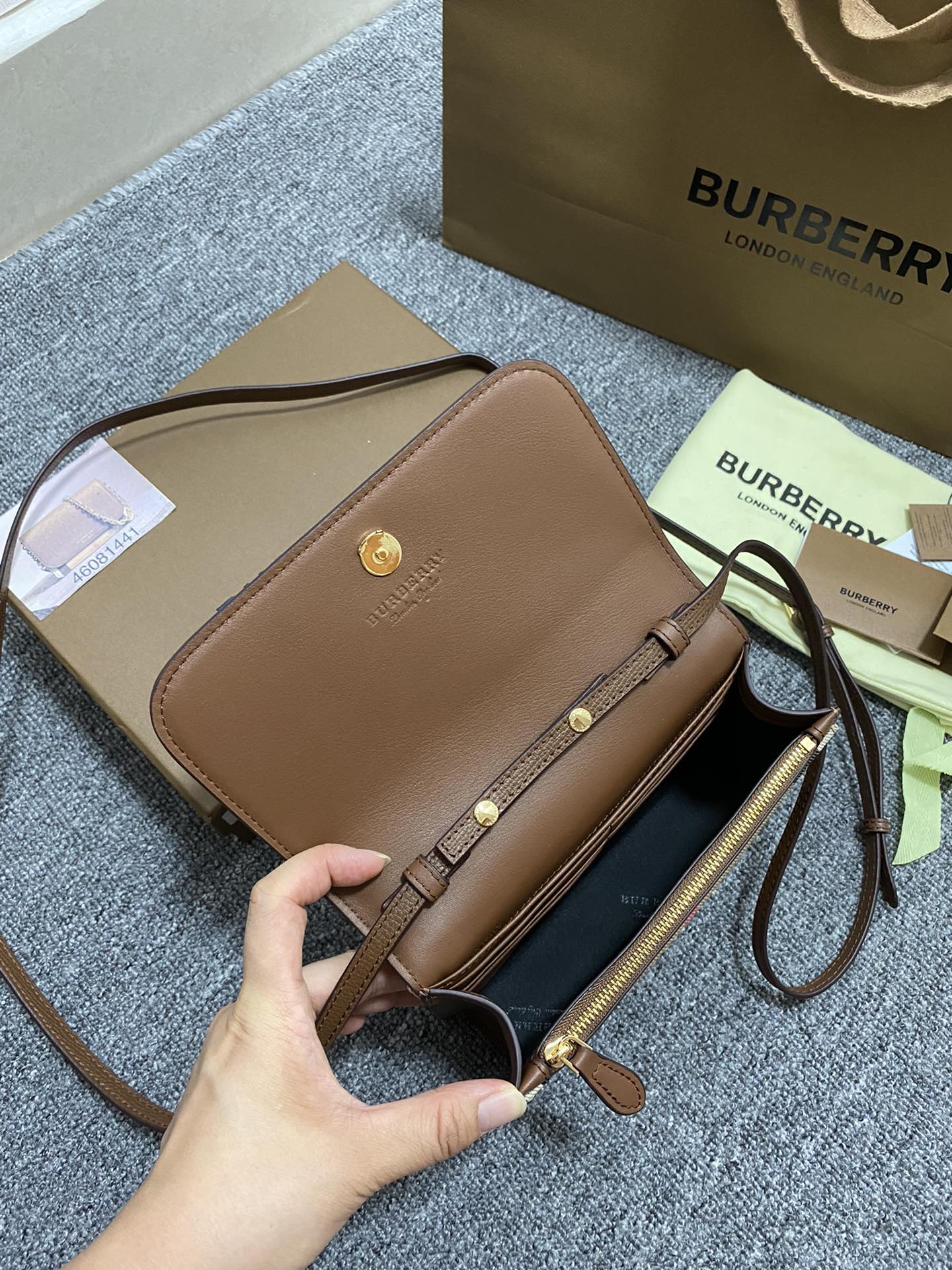 お買い得なburberry カバン偽物 レザー 優雅 本革 斜め掛けバッグ ブラウン_4