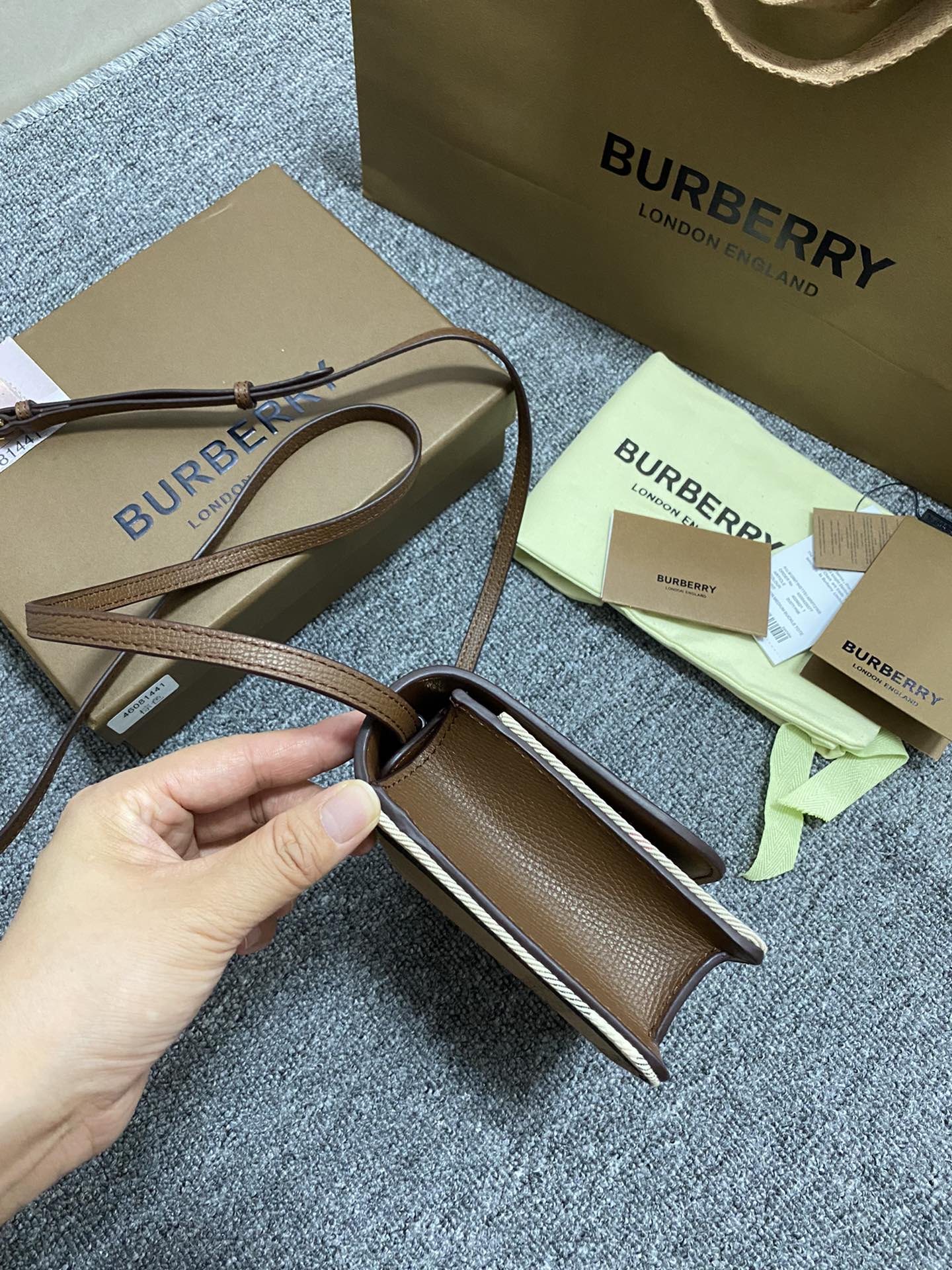 お買い得なburberry カバン偽物 レザー 優雅 本革 斜め掛けバッグ ブラウン_5