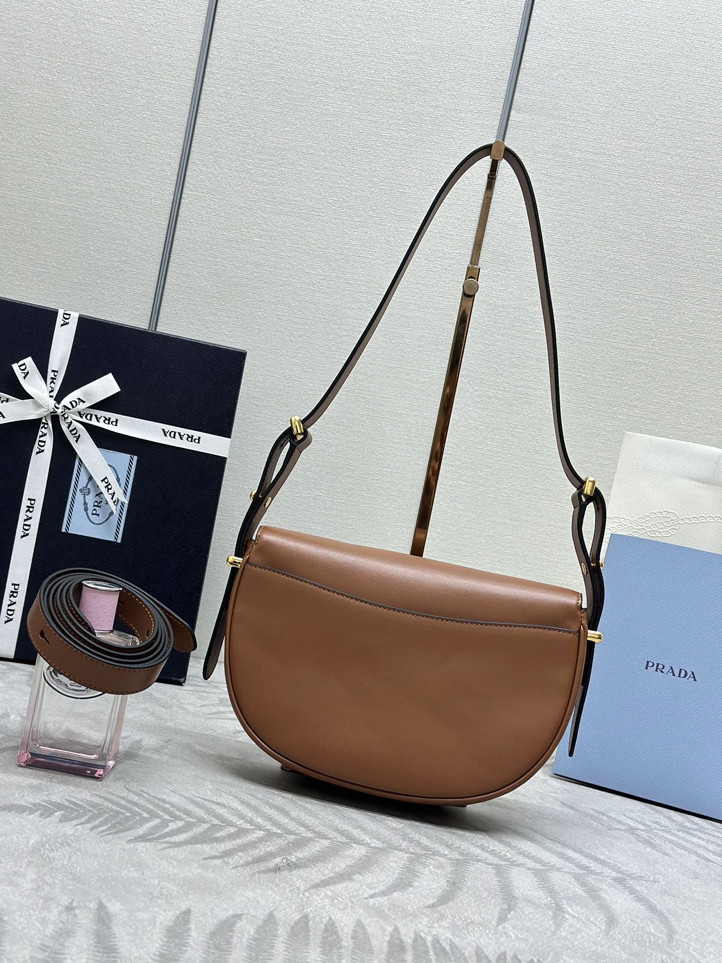 お洒落！プラダバッグ 肩掛け偽物 本革 レザー 斜め掛けバッグ 1BD365 ブラウン_2
