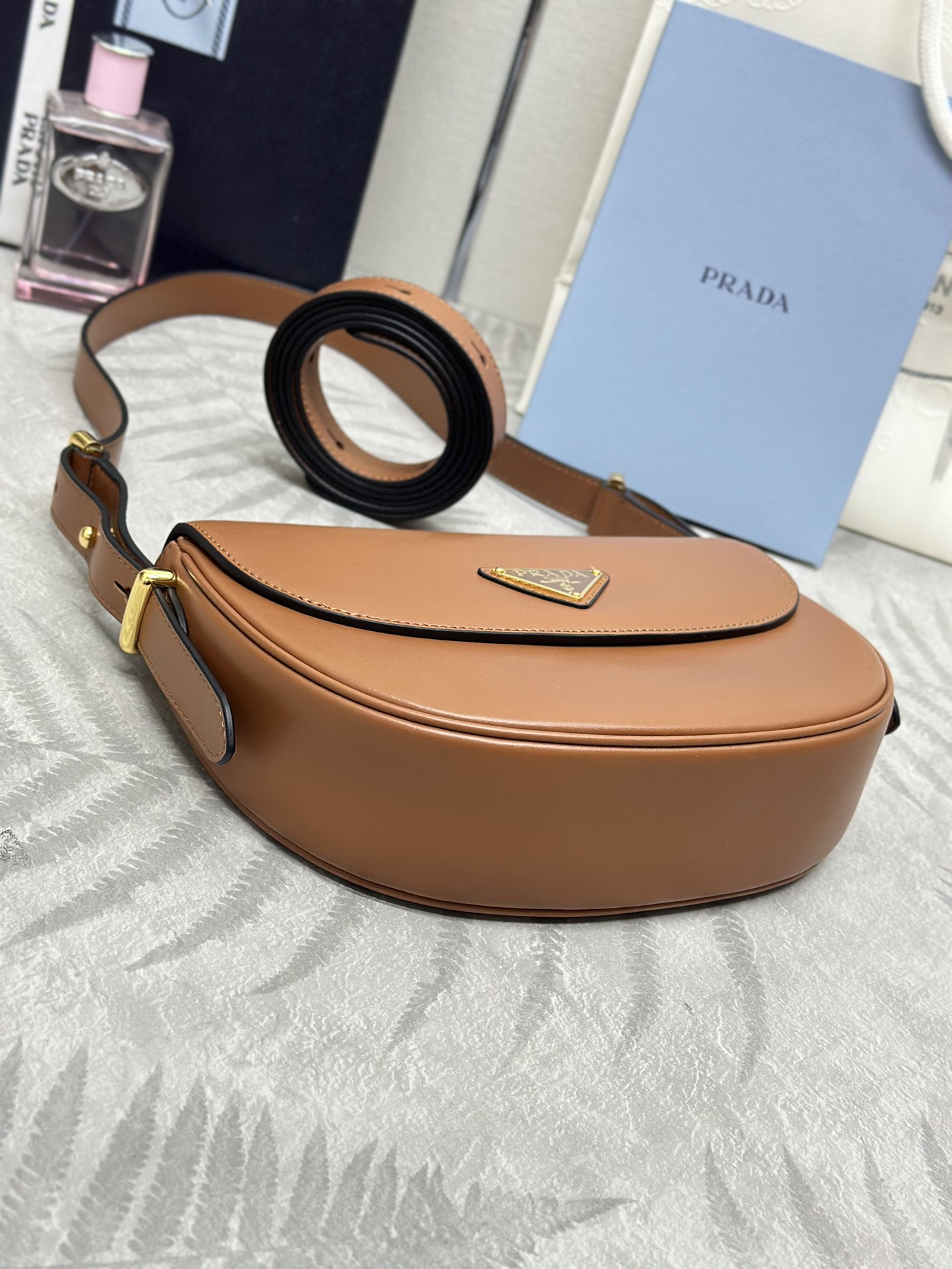 お洒落！プラダバッグ 肩掛け偽物 本革 レザー 斜め掛けバッグ 1BD365 ブラウン_4