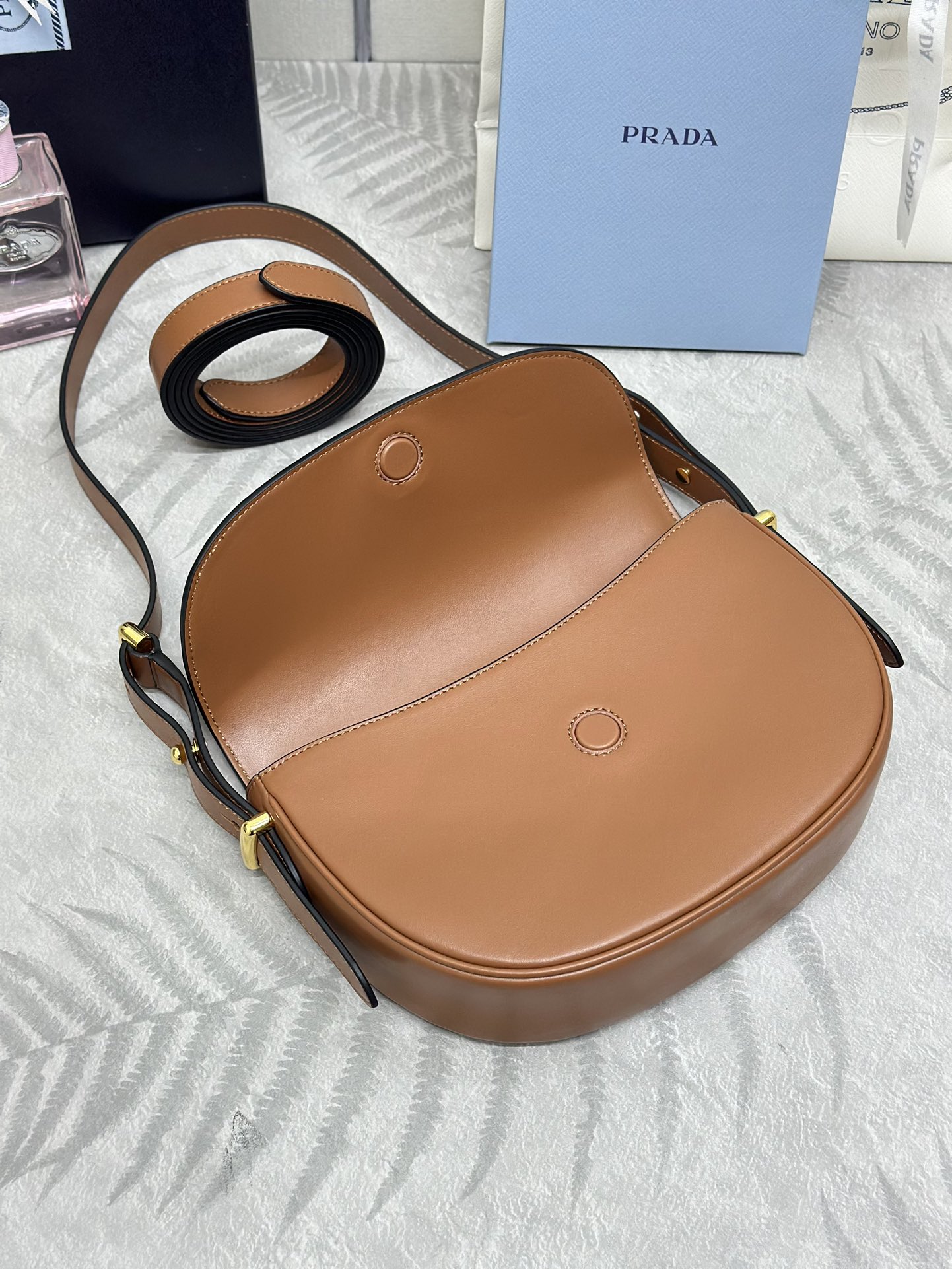 お洒落！プラダバッグ 肩掛け偽物 本革 レザー 斜め掛けバッグ 1BD365 ブラウン_6