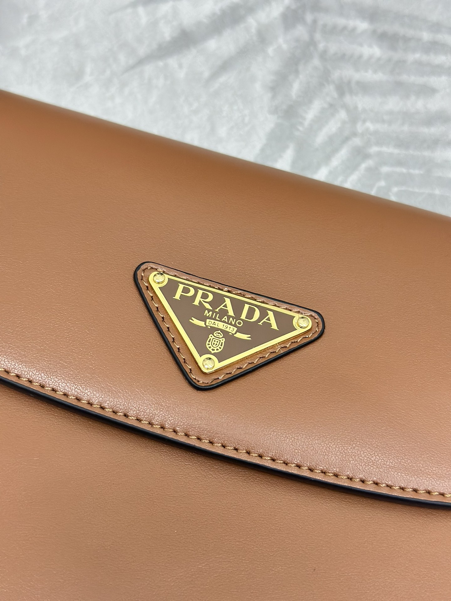 お洒落！プラダバッグ 肩掛け偽物 本革 レザー 斜め掛けバッグ 1BD365 ブラウン_8