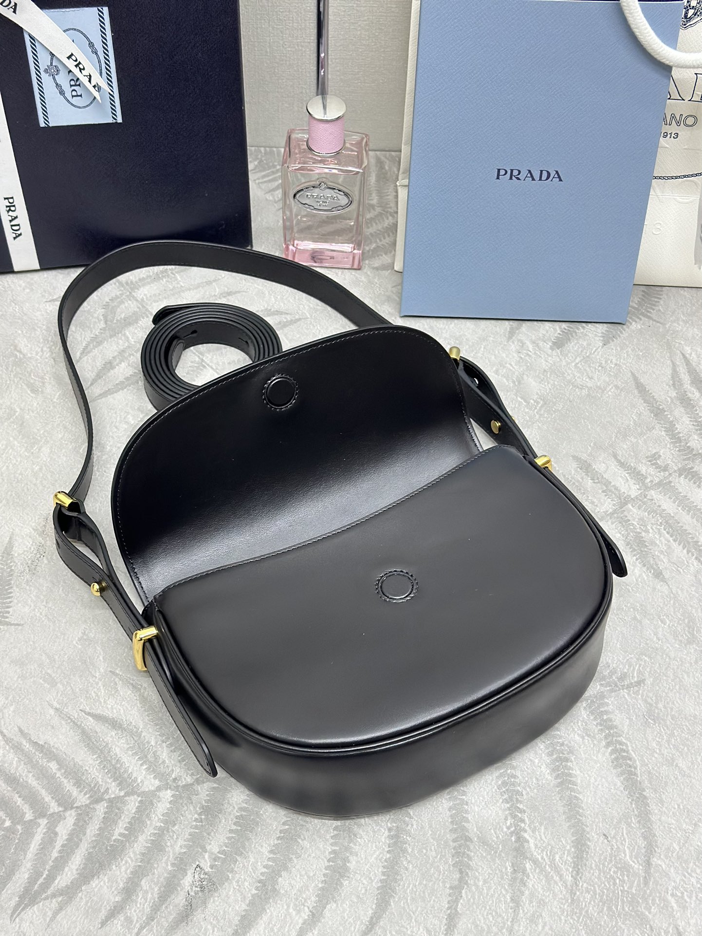 お得品‼プラダバッグ カジュアルコピー 本革 レザー 斜め掛けバッグ 1BD365 ブラック_5