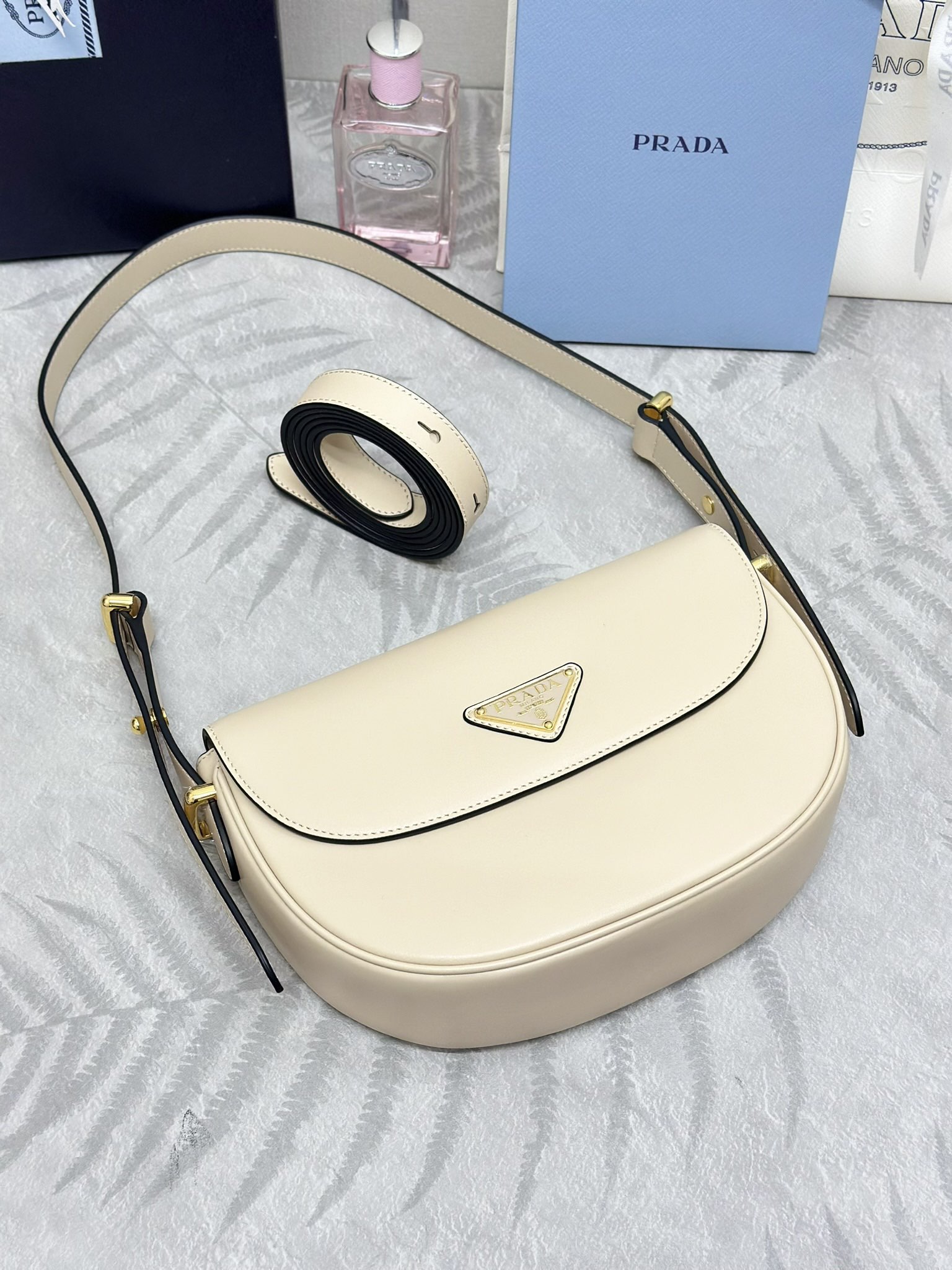お得品‼プラダバッグ 韓国スーパーコピー 本革 レザー 斜め掛けバッグ 1BD365 杏色_4