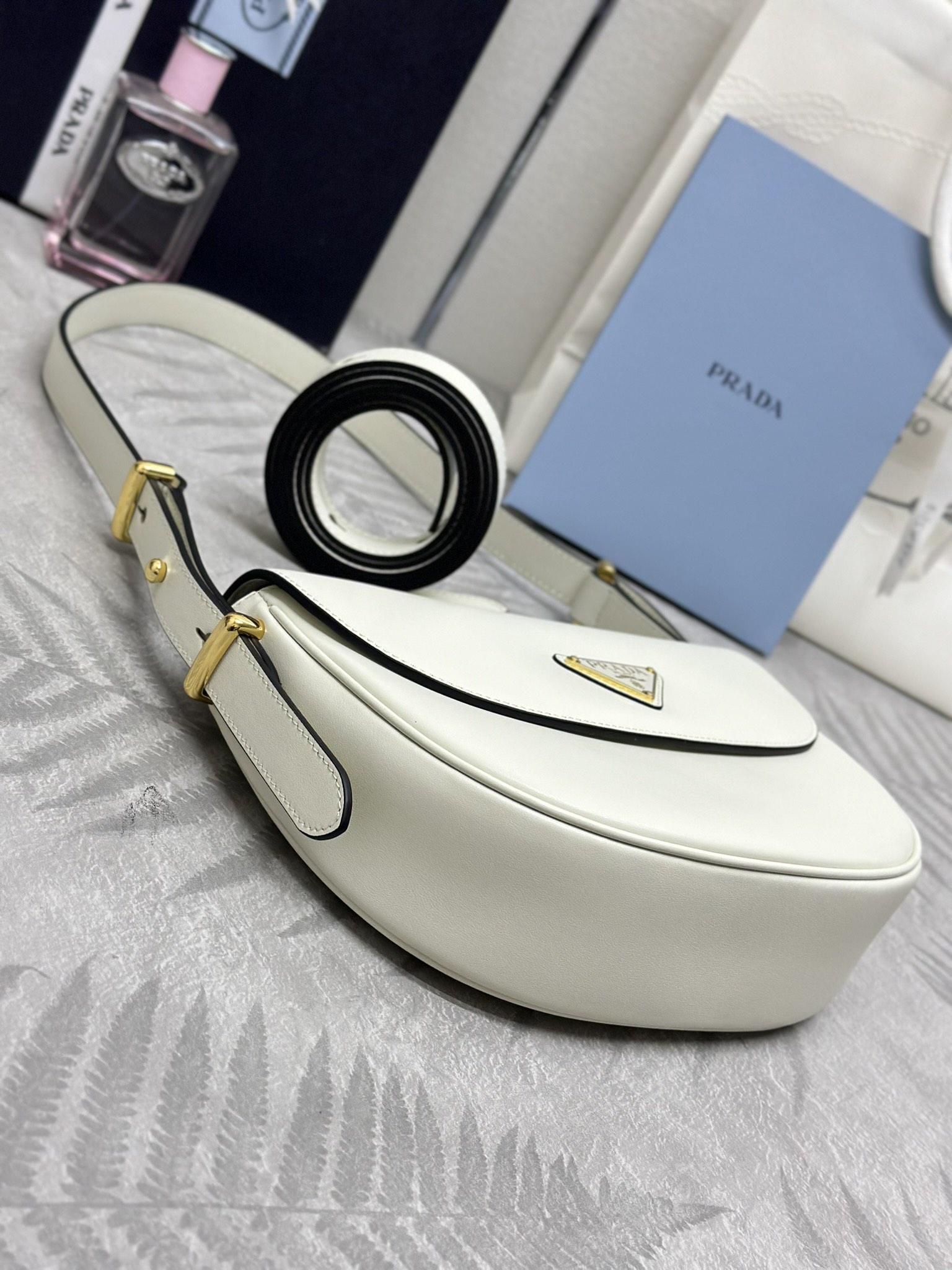 お得品‼プラダ バッグカゴバッグ偽物 本革 レザー 斜め掛けバッグ 1BD365 ホワイト_2