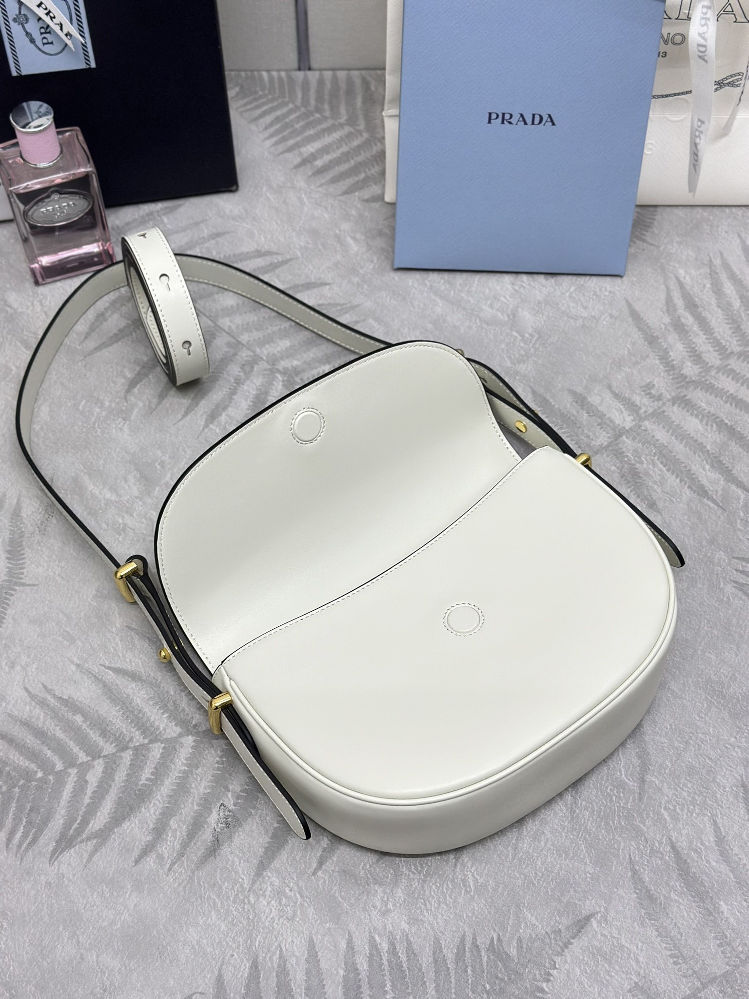 お得品‼プラダ バッグカゴバッグ偽物 本革 レザー 斜め掛けバッグ 1BD365 ホワイト_4