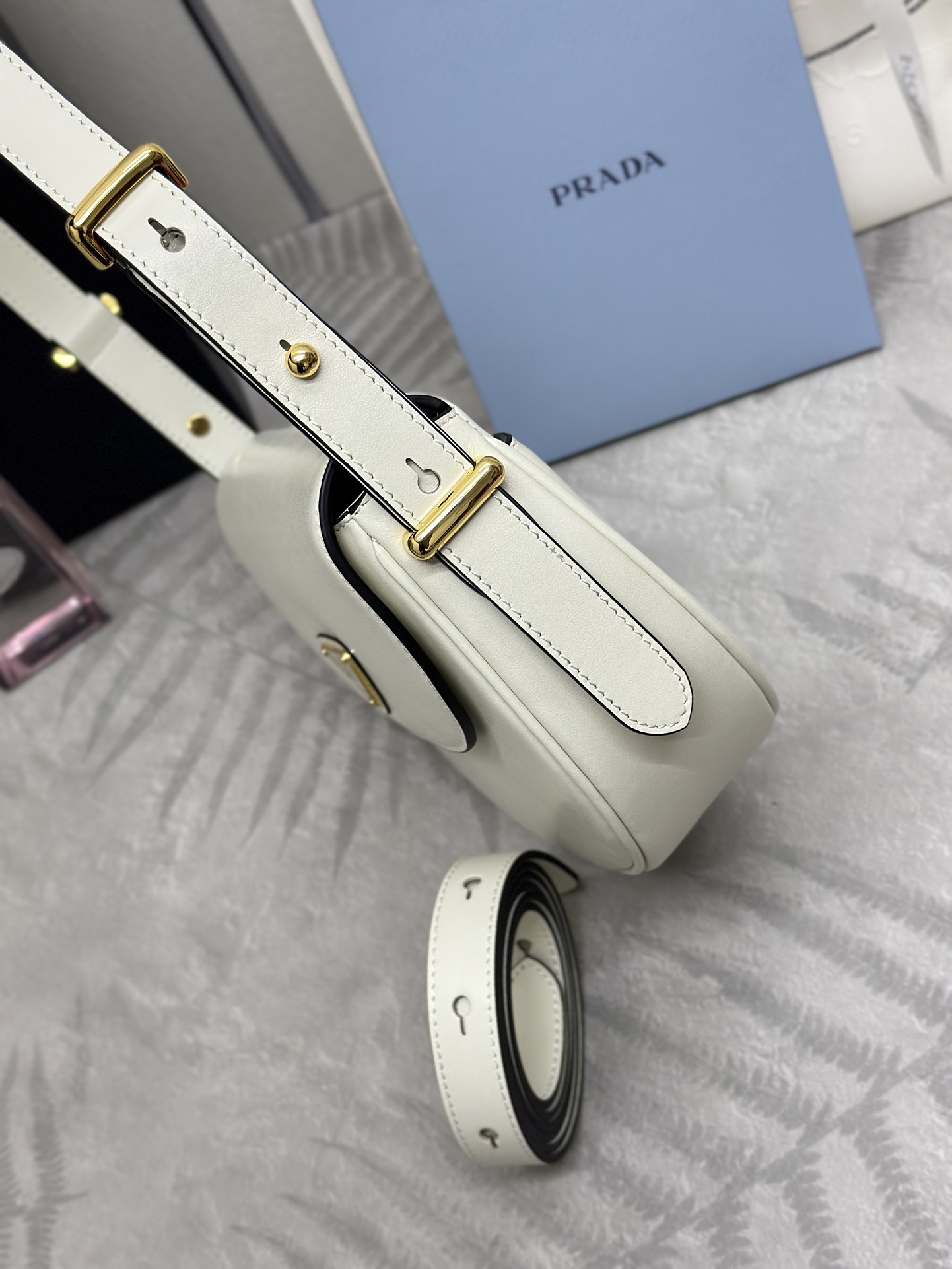 お得品‼プラダ バッグカゴバッグ偽物 本革 レザー 斜め掛けバッグ 1BD365 ホワイト_5