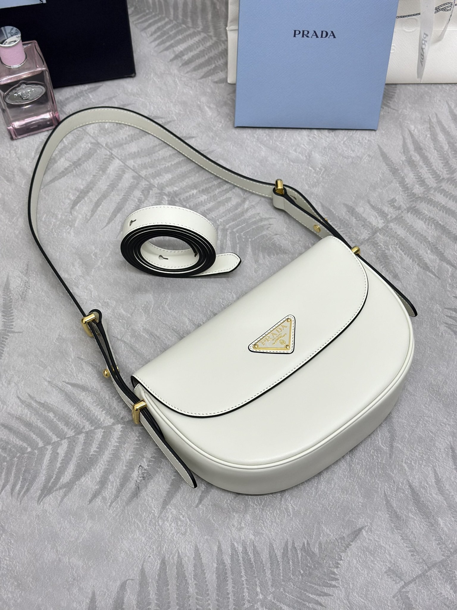 お得品‼プラダ バッグカゴバッグ偽物 本革 レザー 斜め掛けバッグ 1BD365 ホワイト_8