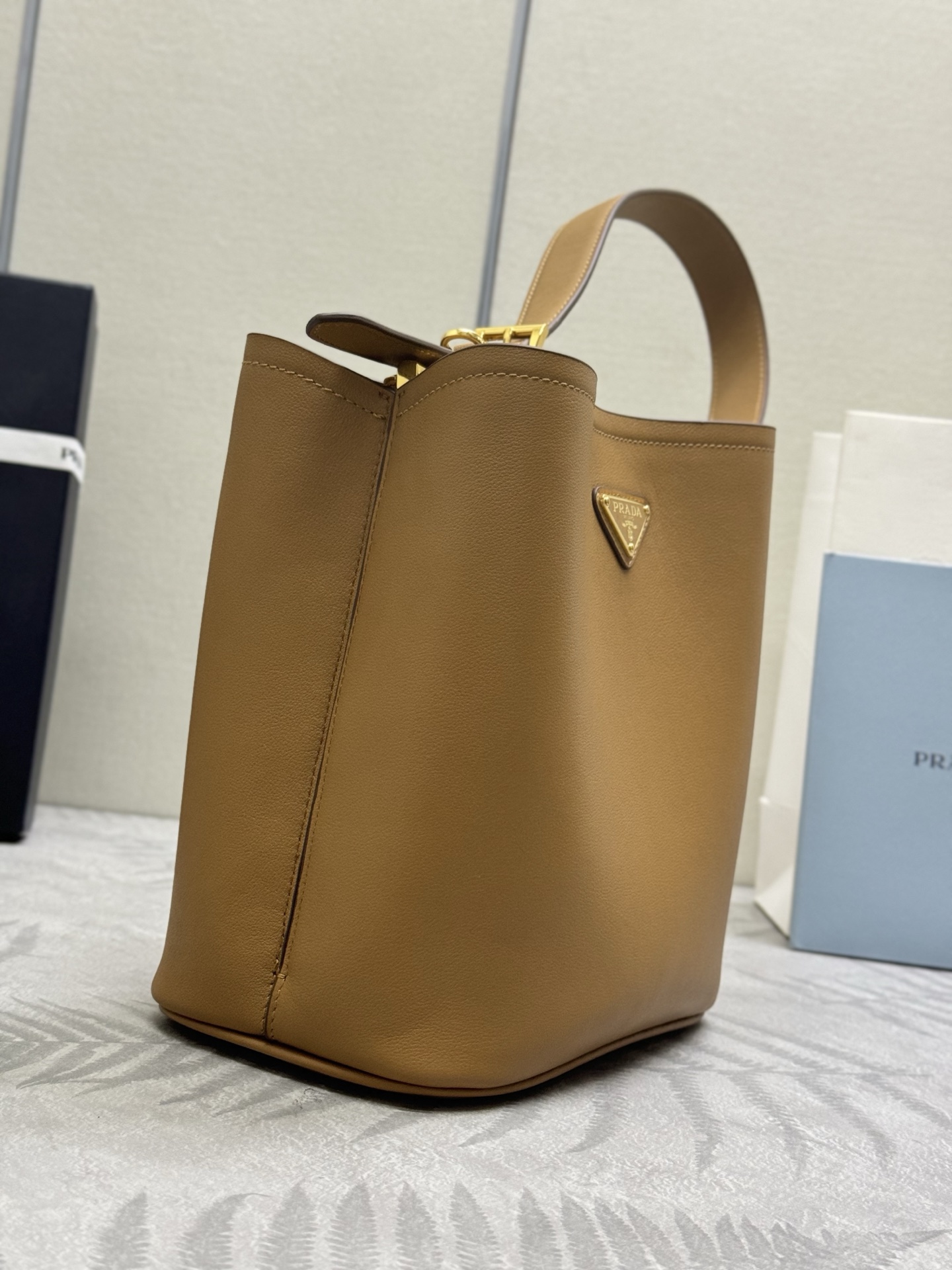 超激得の新品 プラダバッグ 新作Ｎ級品 ハンドバッグ 牛革 レザー 1BE080 ブラウン_5