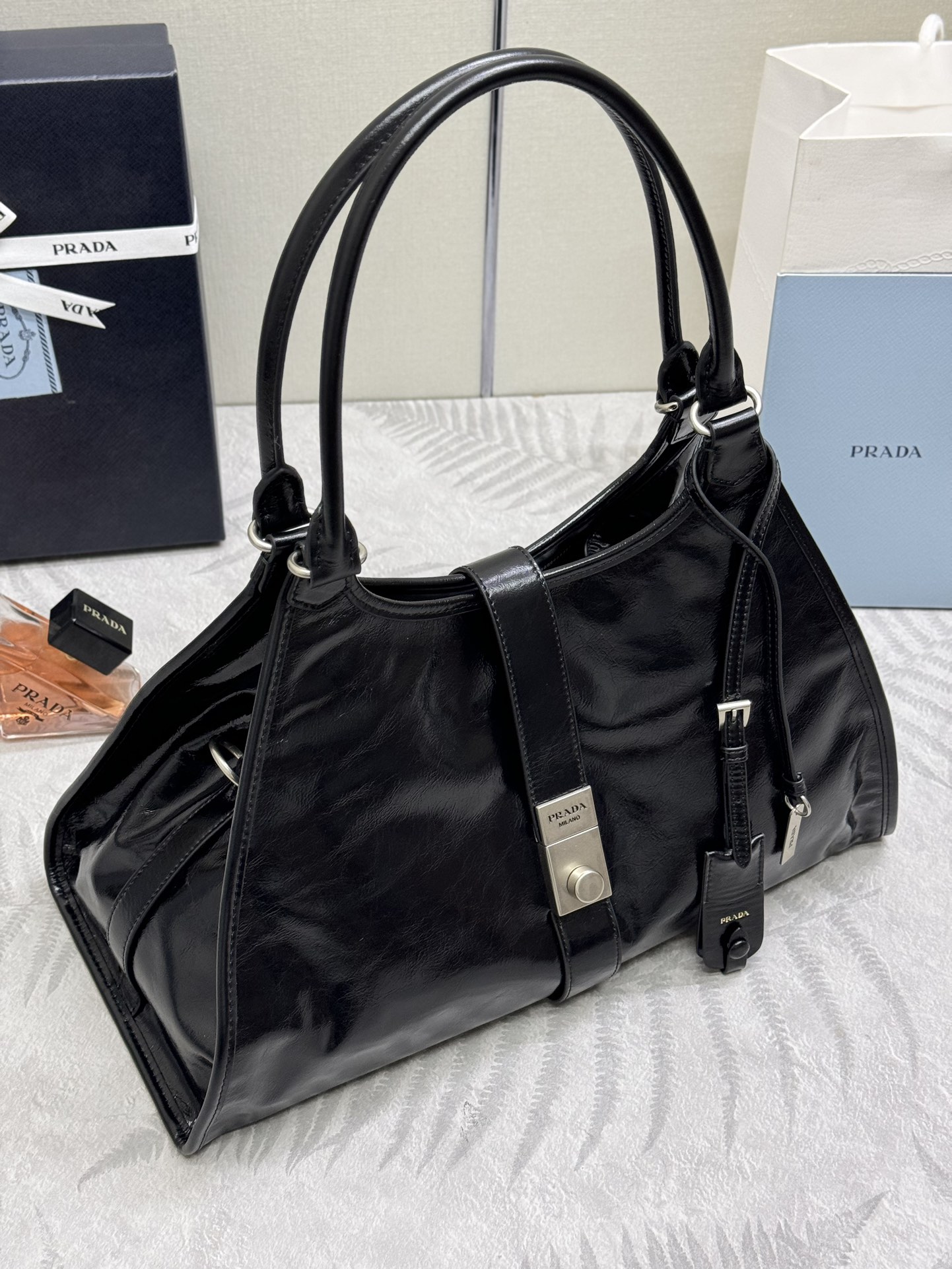 お買い得品 プラダ スタッズバッグコピー ハンドバッグ 牛革 レザー 1BG570 ブラック_4