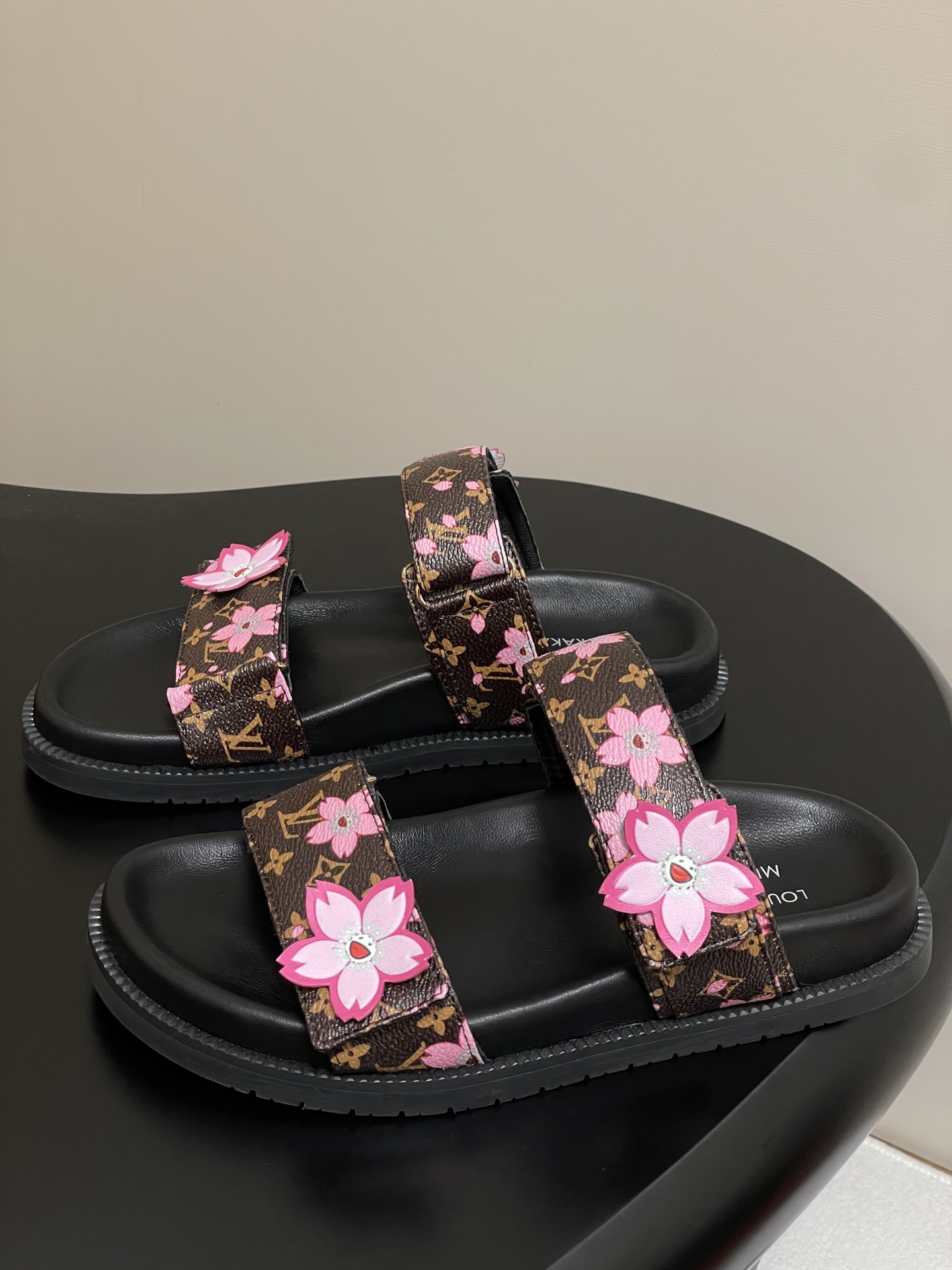 ルイヴィトンのシューズ偽物 スリッパ サンダル 桜プリント 高品質 ブラック_7