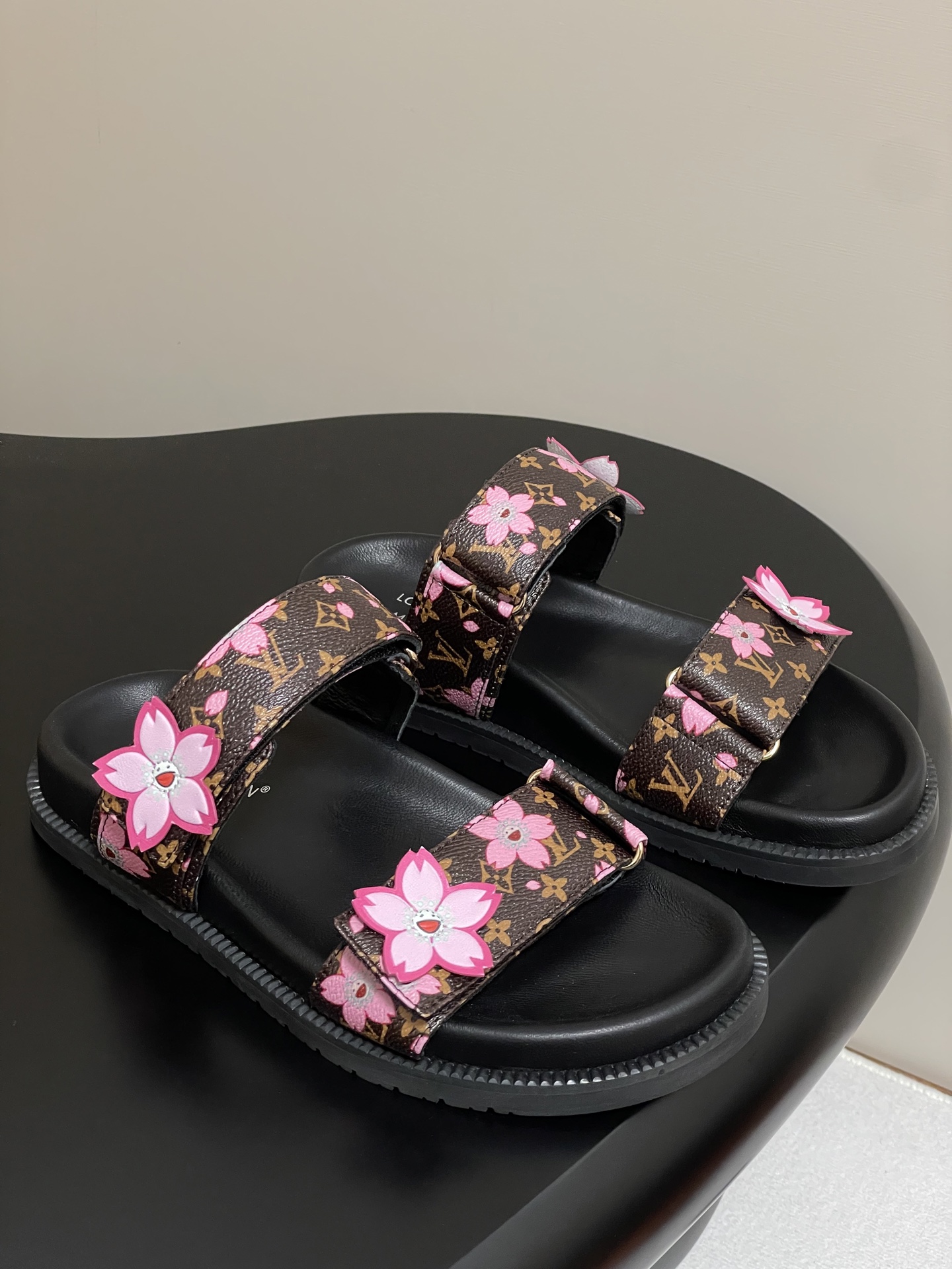 ルイヴィトンのシューズ偽物 スリッパ サンダル 桜プリント 高品質 ブラック_9