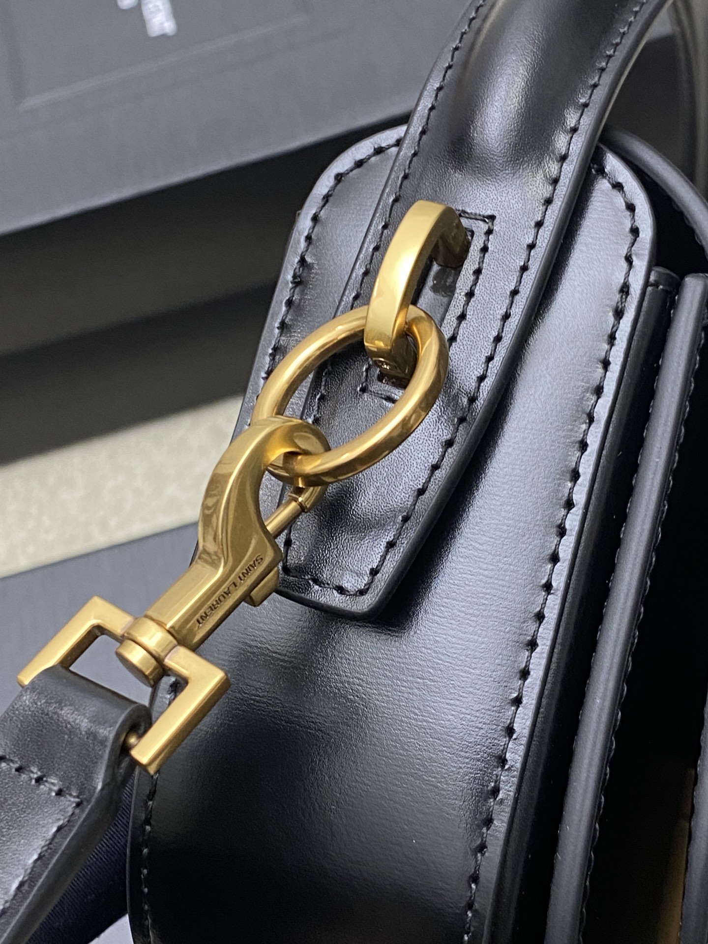 超激得の新品 サン ローラン レディ バックコピー 優雅 レザー 斜め掛けバッグ 787671 ブラック_5