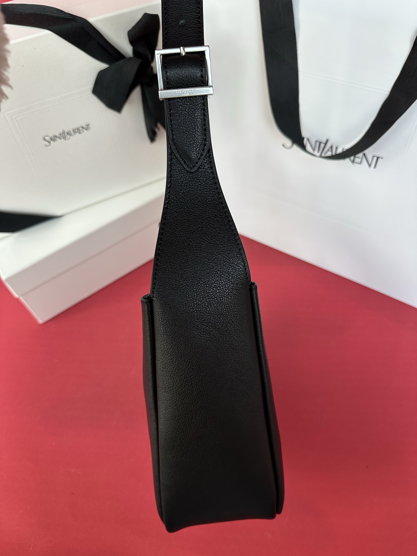 お買い得品サン ローラン ダッフルコピー ハンドバッグ 優雅 高品質 713938 ブラック_2
