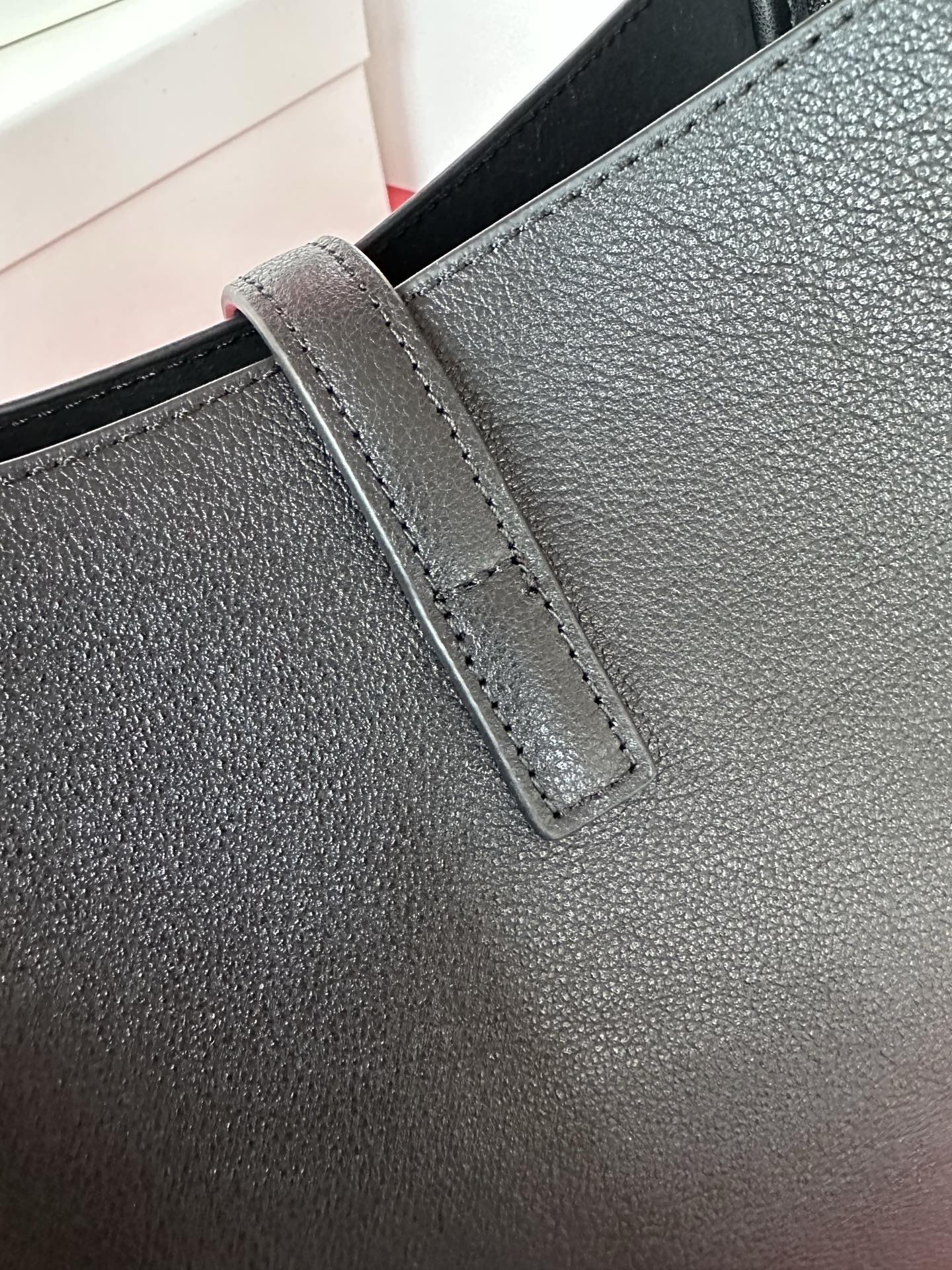 お買い得品サン ローラン ダッフルコピー ハンドバッグ 優雅 高品質 713938 ブラック_6