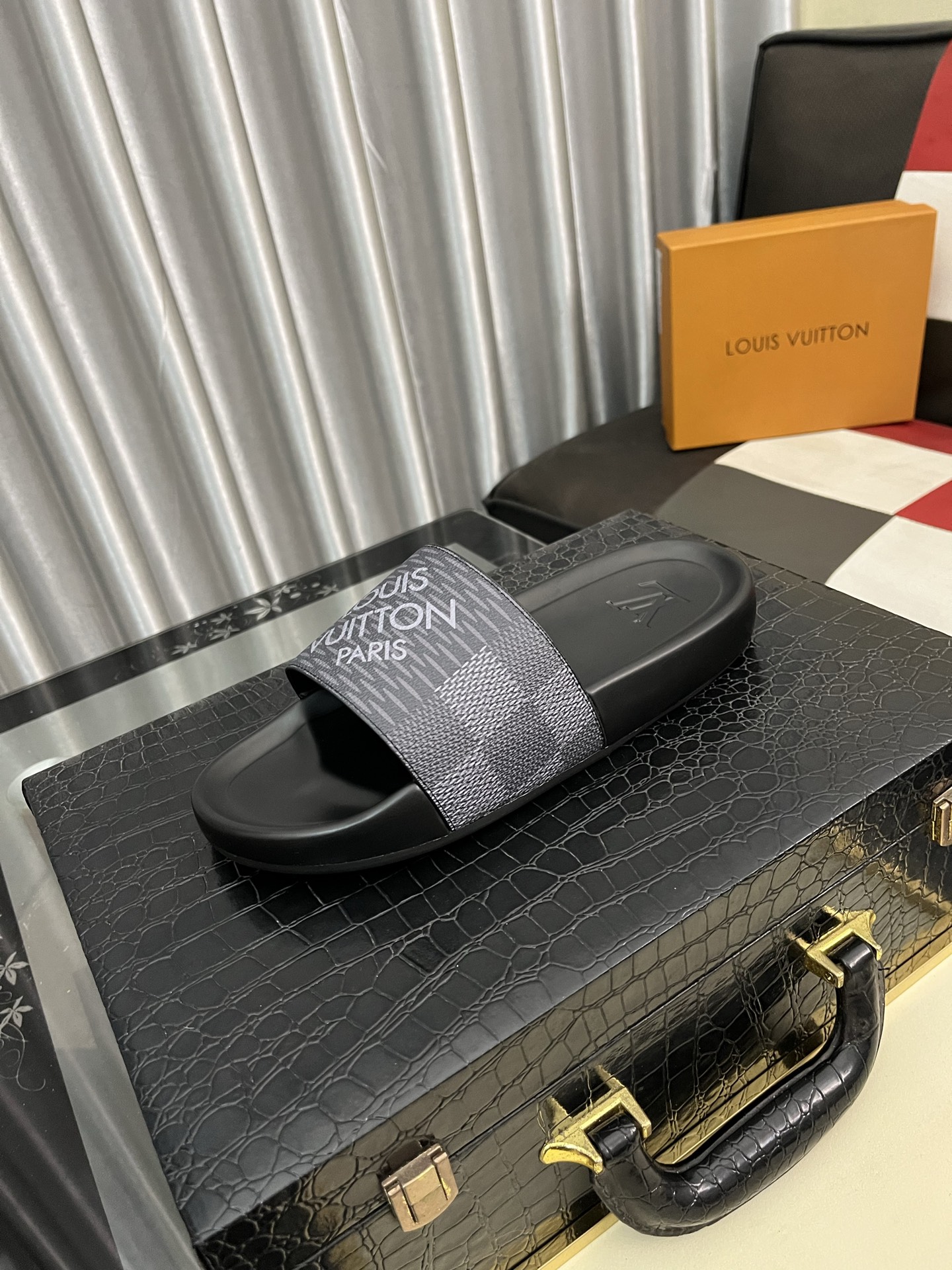 最新の2025年 ルイヴィトン サンダル オレンジ メンズＮ級品 メンズ ゆったり スリッパ 夏のシューズ  ブラック_2