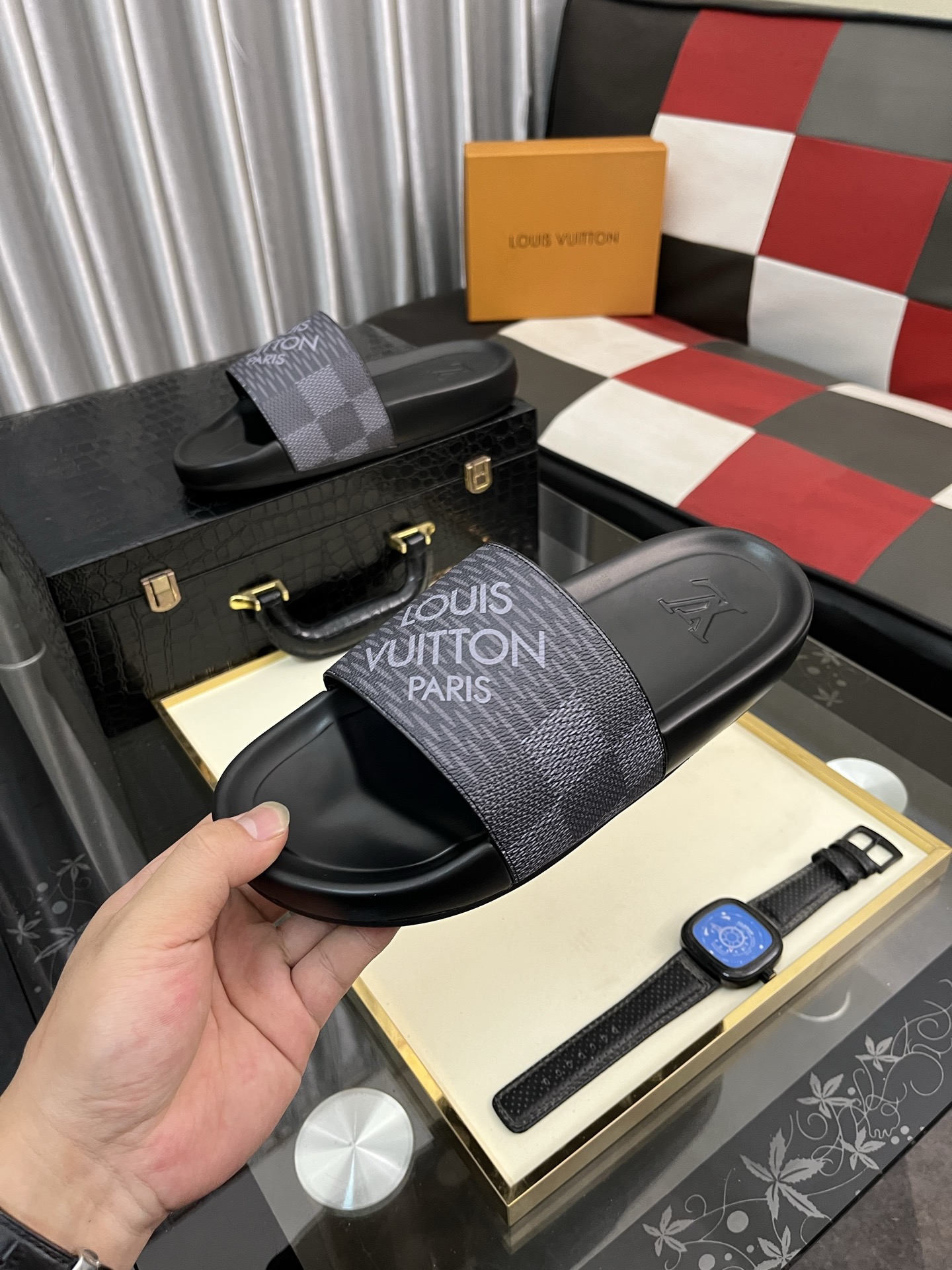 最新の2025年 ルイヴィトン サンダル オレンジ メンズＮ級品 メンズ ゆったり スリッパ 夏のシューズ  ブラック_4