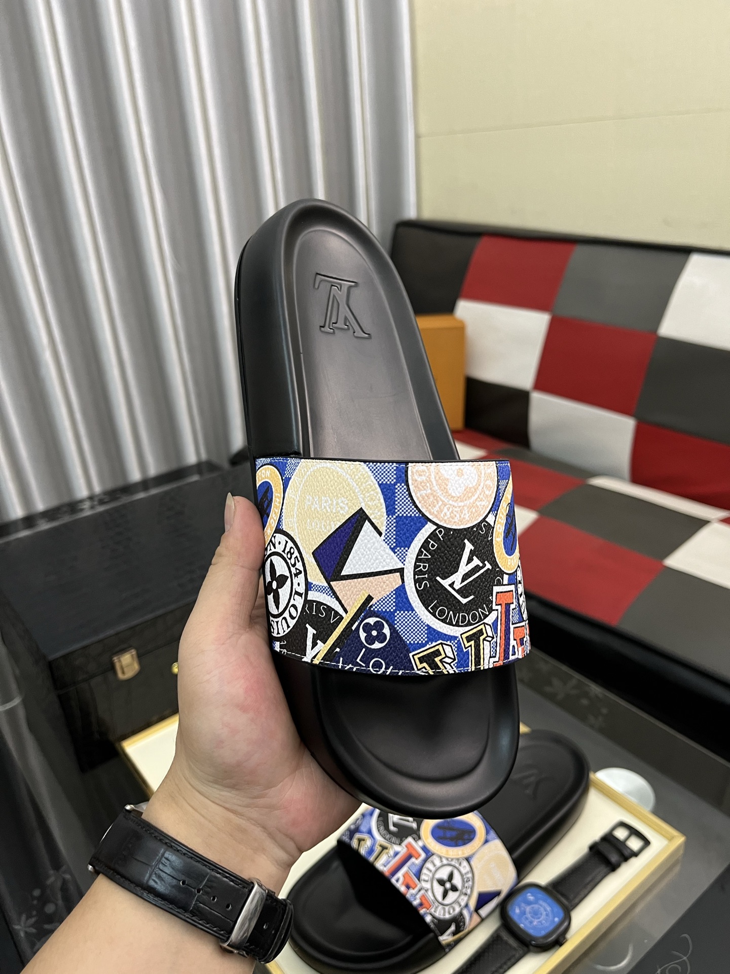 ルイヴィトン 厚底サンダル偽物 シンプル 上質 ゆったり スリッパ ハンサム ブラック_4