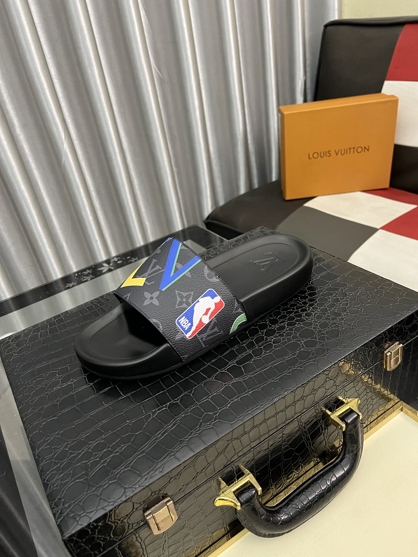 お得品‼ ルイヴィトン サンダル サイズ偽物 シンプル ゆったり スリッパ ハンサム ブラック_1