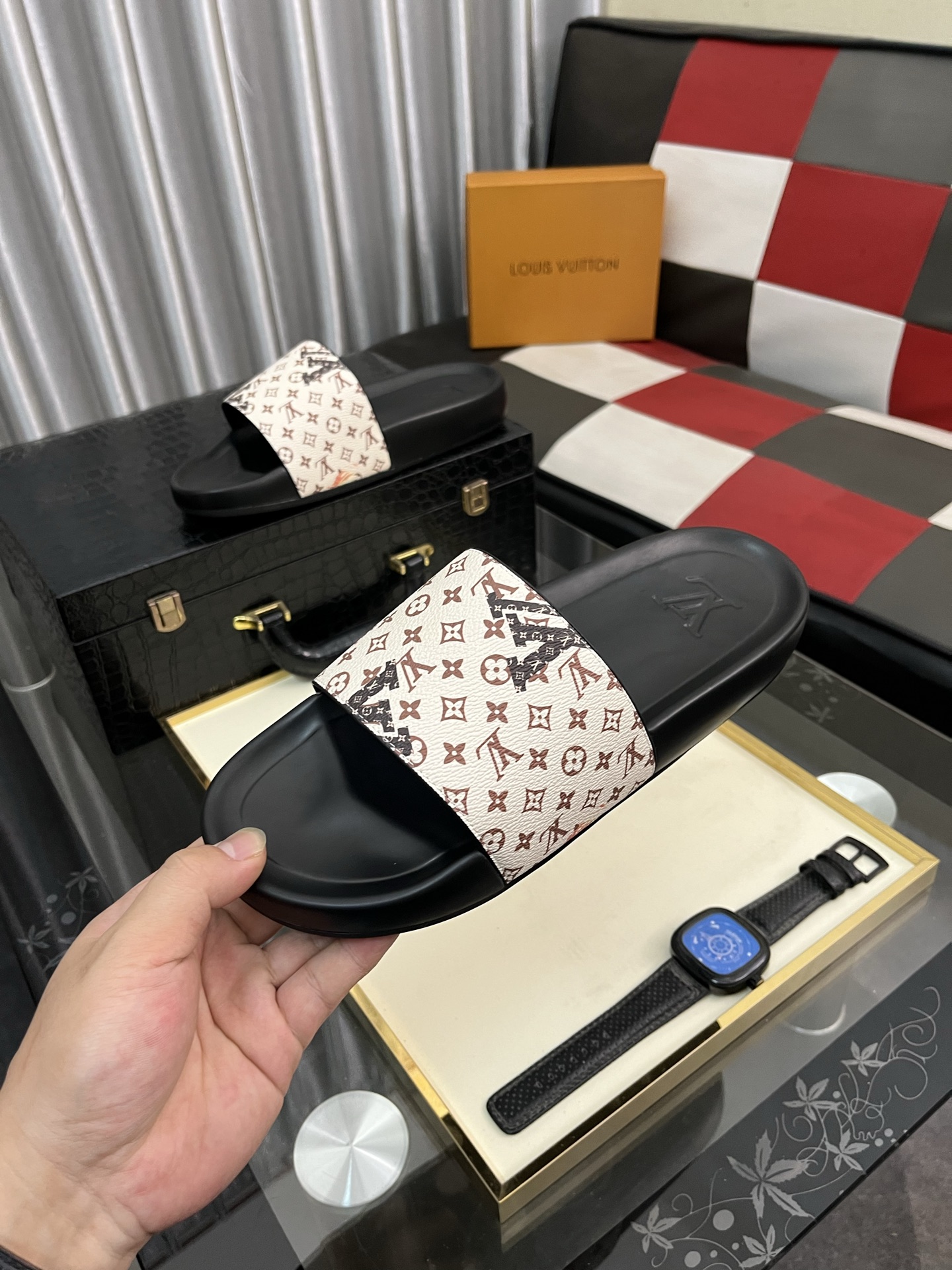 超激得の新品 ルイヴィトン サンダル サイズ感コピー シンプル ゆったり スリッパ ハンサム ホワイト_5