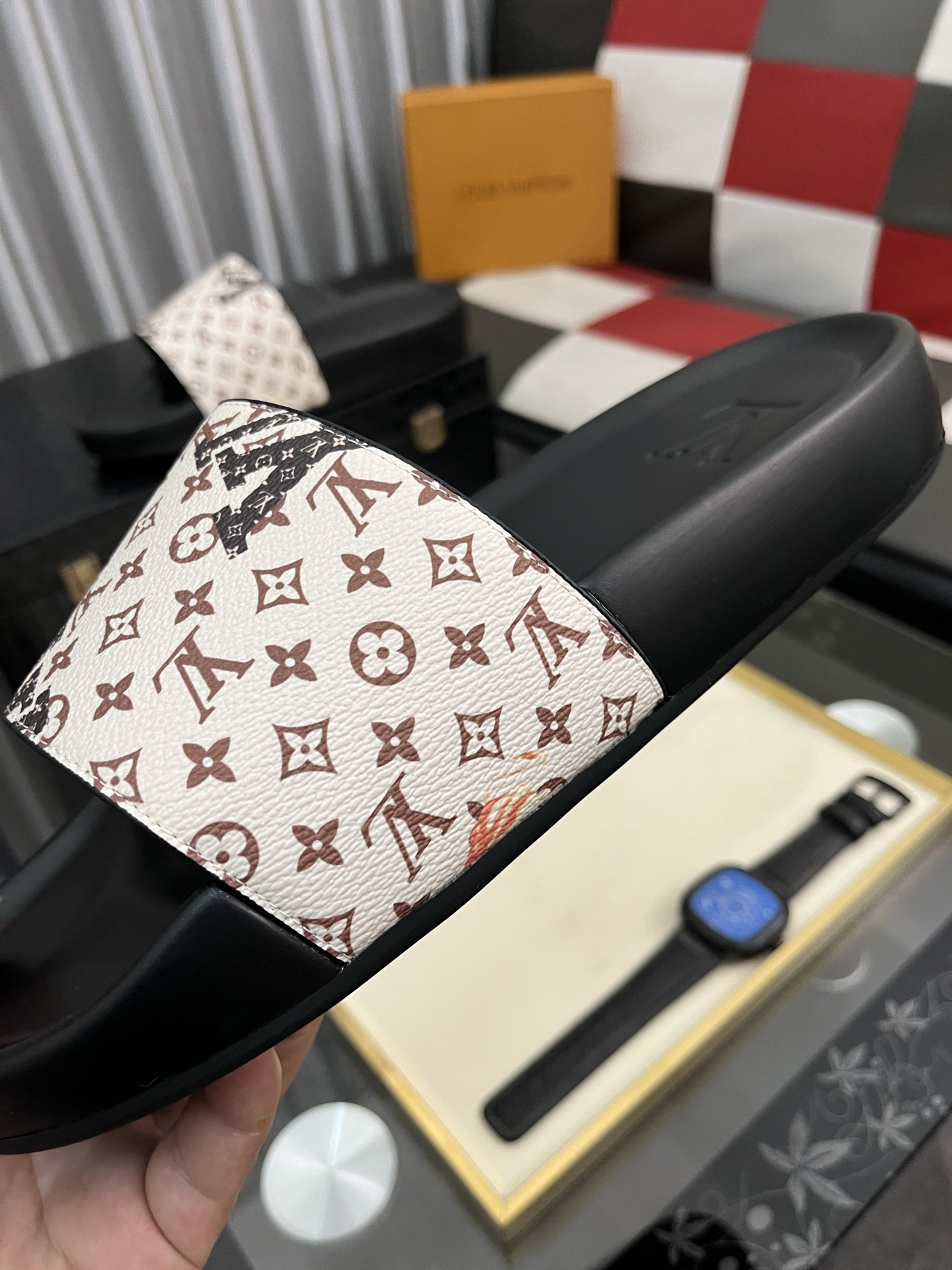 超激得の新品 ルイヴィトン サンダル サイズ感コピー シンプル ゆったり スリッパ ハンサム ホワイト_7