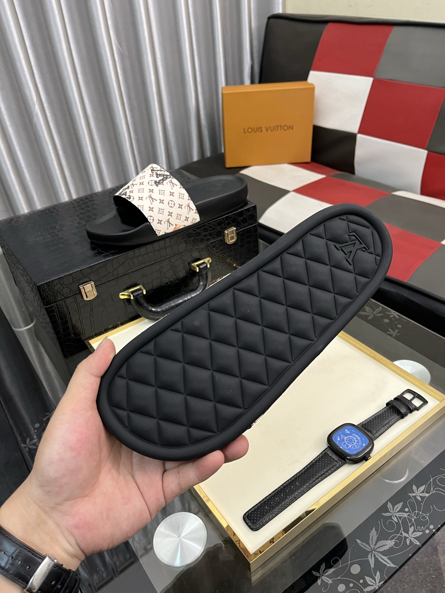 超激得の新品 ルイヴィトン サンダル サイズ感コピー シンプル ゆったり スリッパ ハンサム ホワイト_9