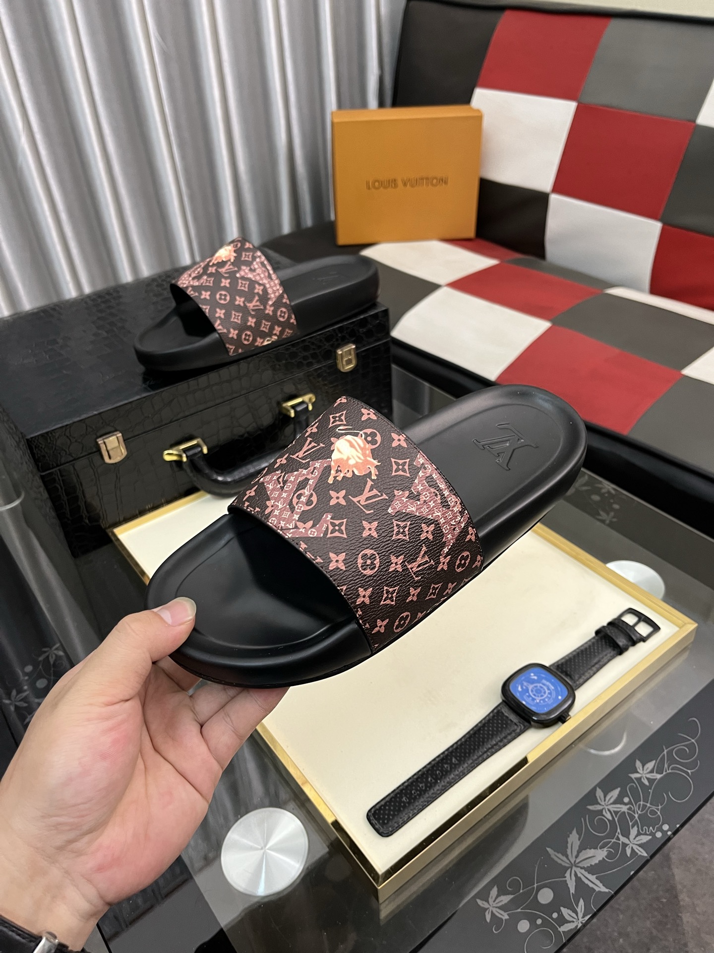 爆買いで大得価のルイヴィトン サンダル レディーススーパーコピー ゆったり スリッパ ブラウン_4