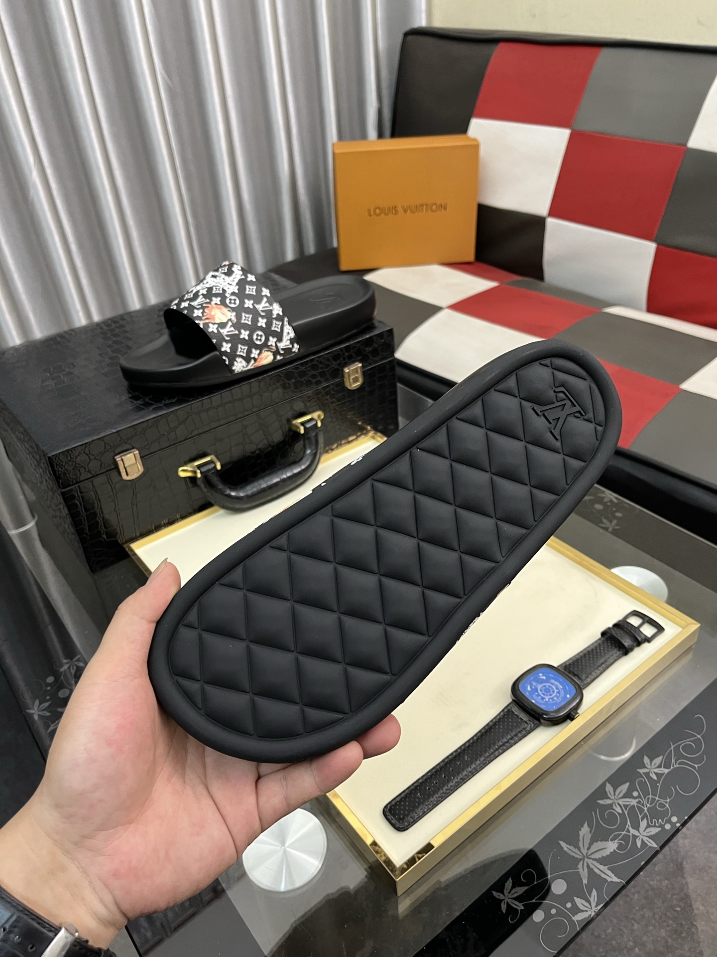 大人気でお買い得なルイヴィトン サンダル 新作偽物 ゆったり スリッパ メンズ ブラック_8