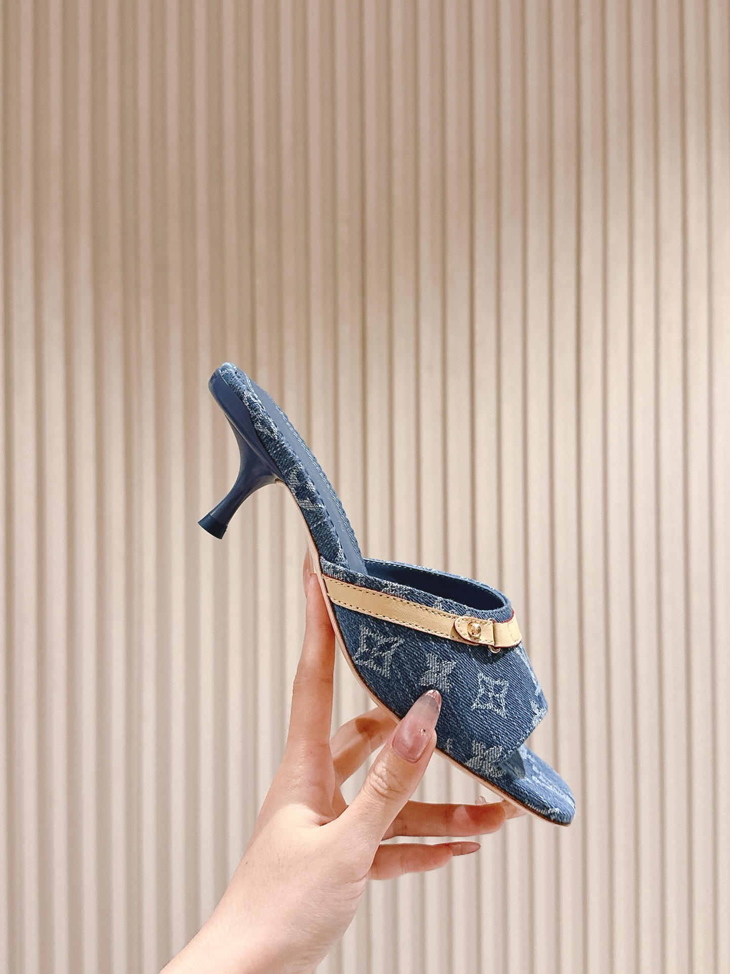 華やかな雰囲気 ルイヴィトン サンダル 白コピー 優雅レディ スリッパ 4.5cmヒール ブルー_7