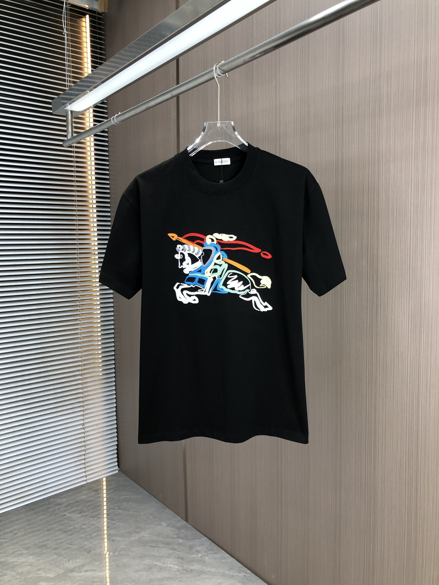 人気流行品 バーバリー t シャツ 人気コピー 純綿 柔軟 プリント トップス 短袖 男女兼用 ブラック_1