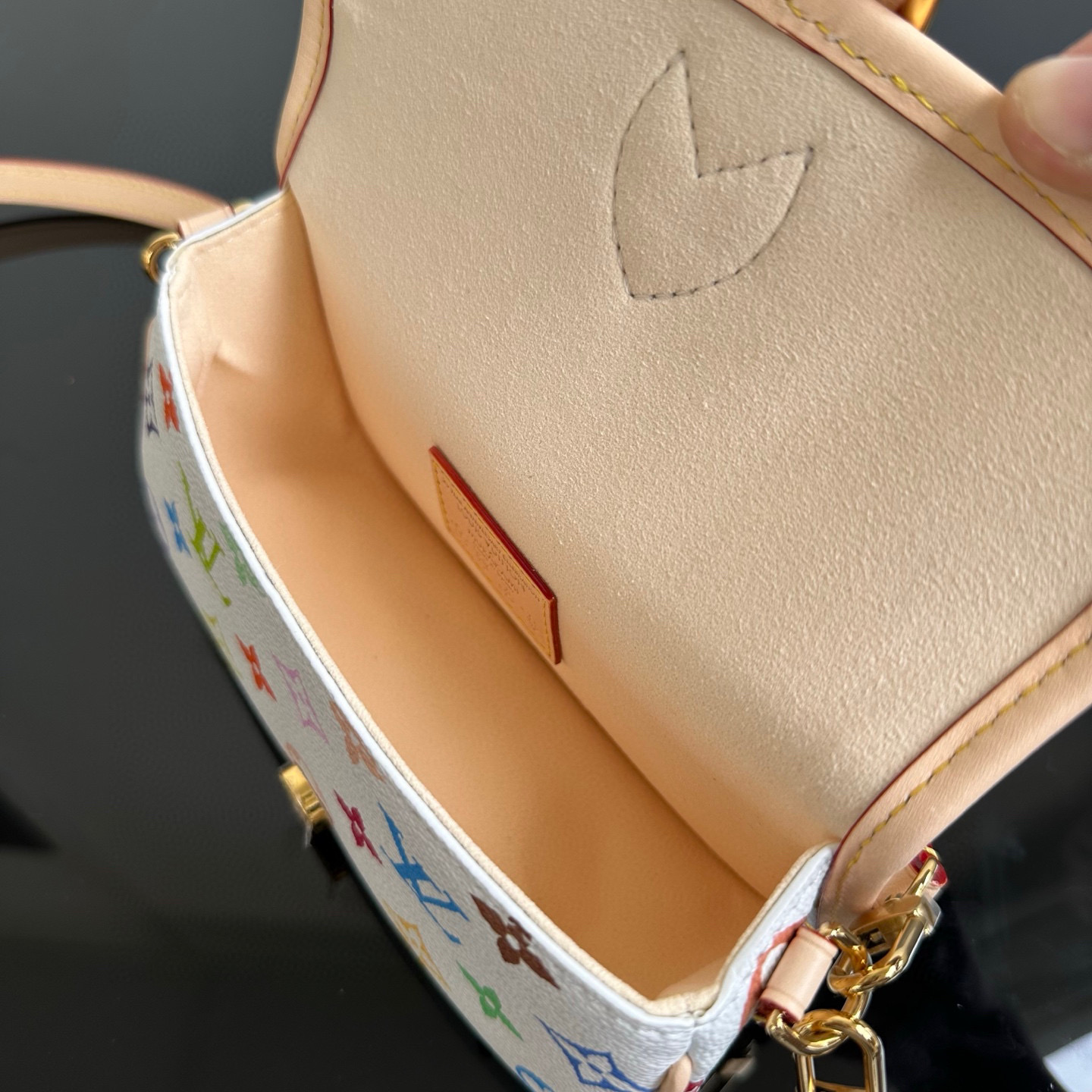 LV ルイヴィトンバッグ 草間彌生スーパーコピー 斜め掛け ハンドバッグ 優雅 柔らかい ホワイト_8