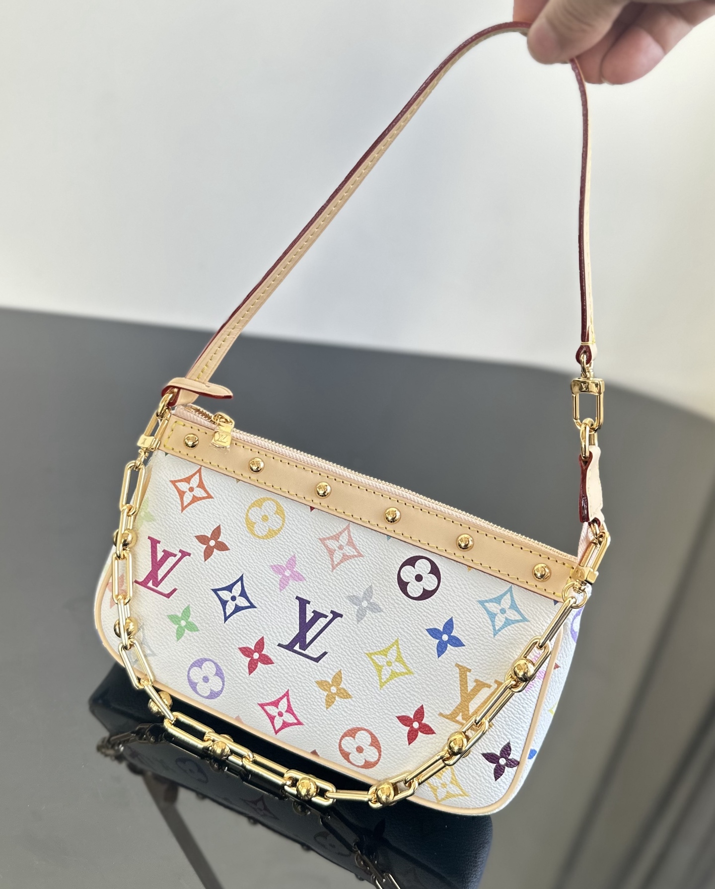 LV 人気流行品ルイヴィトン 黒カバンコピー レザー 優雅レディ ハンドバッグ 柔軟 ホワイト_4