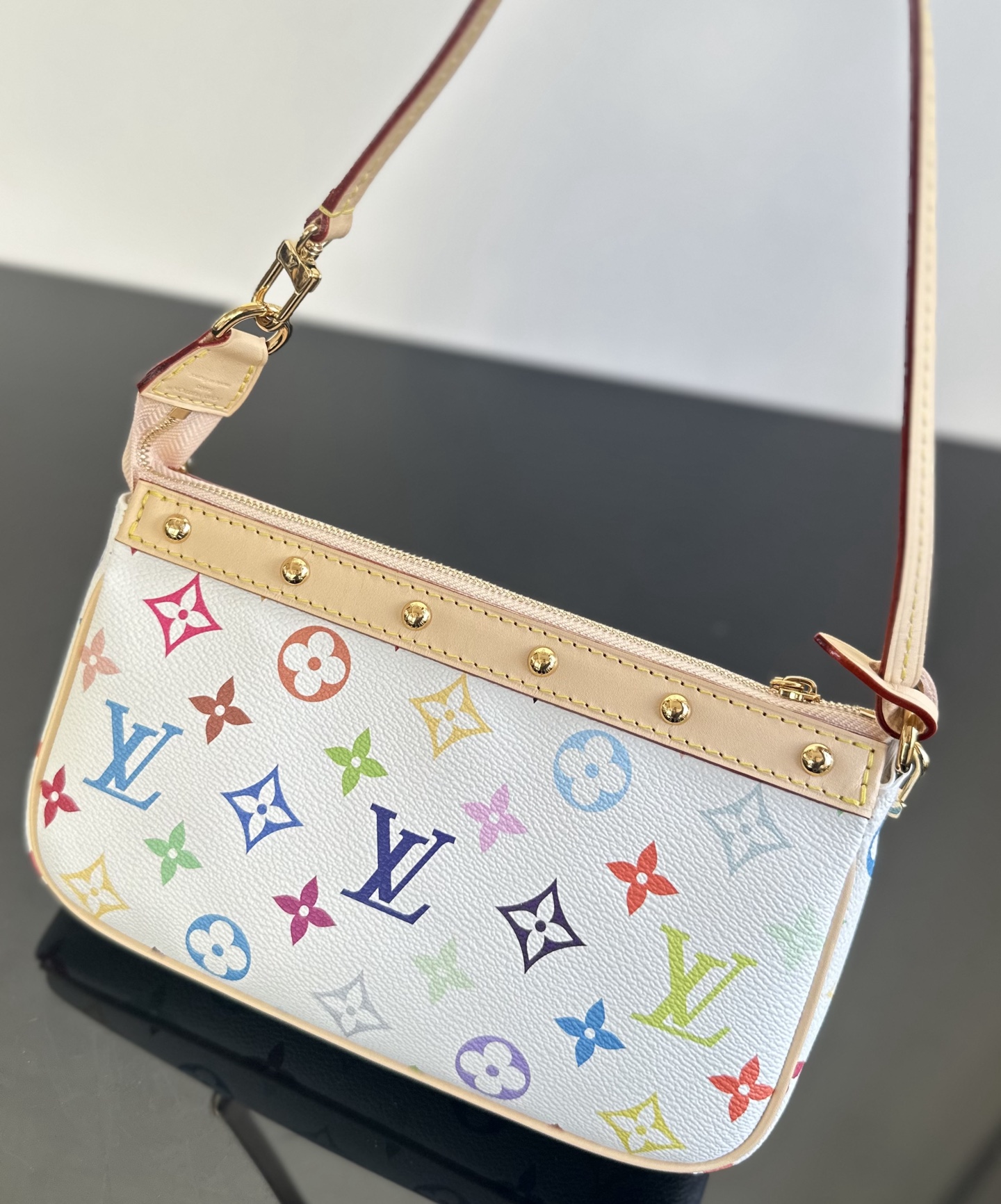 LV 人気流行品ルイヴィトン 黒カバンコピー レザー 優雅レディ ハンドバッグ 柔軟 ホワイト_7