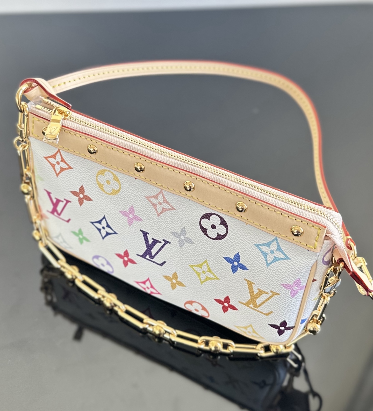 LV 人気流行品ルイヴィトン 黒カバンコピー レザー 優雅レディ ハンドバッグ 柔軟 ホワイト_8