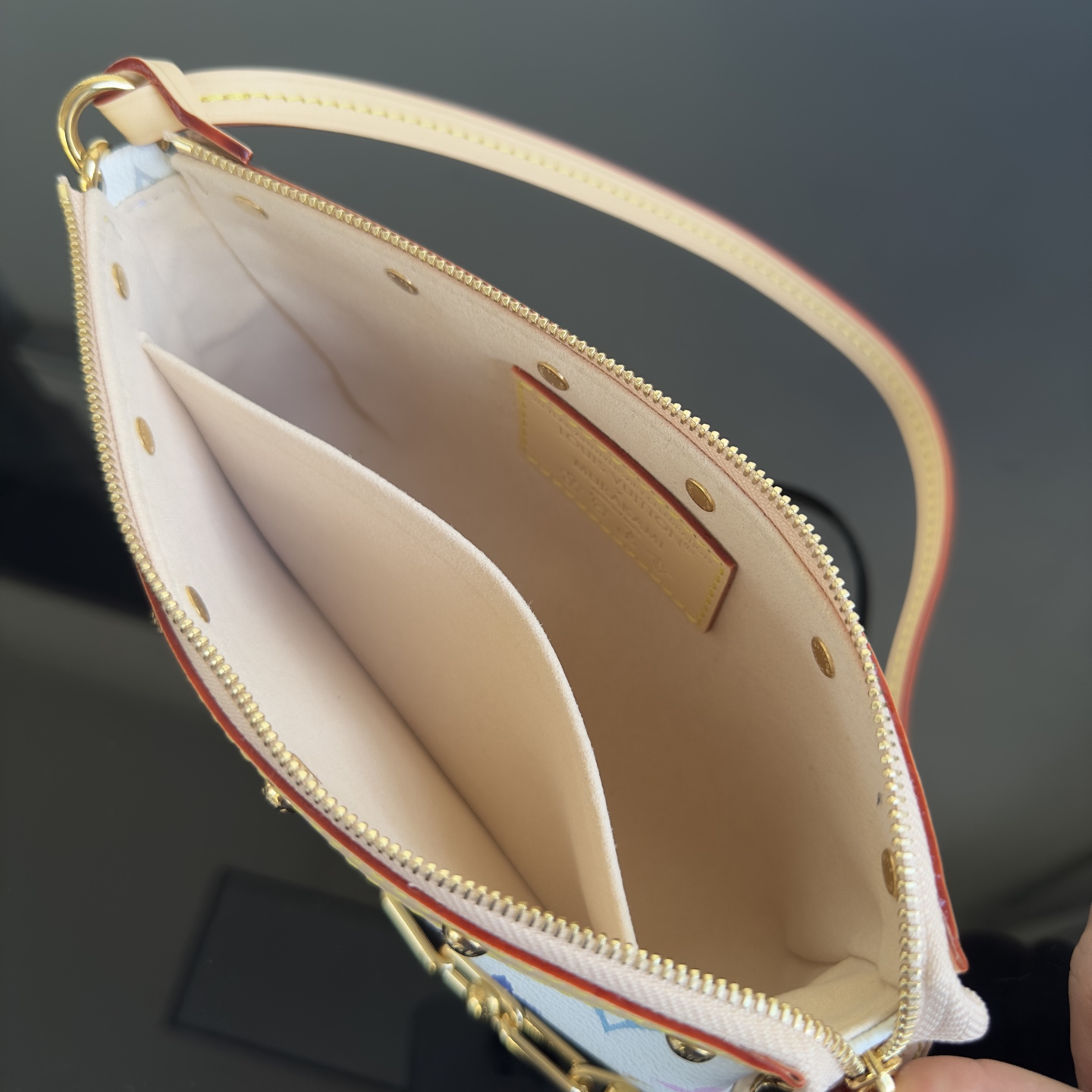 LV 人気流行品ルイヴィトン 黒カバンコピー レザー 優雅レディ ハンドバッグ 柔軟 ホワイト_9