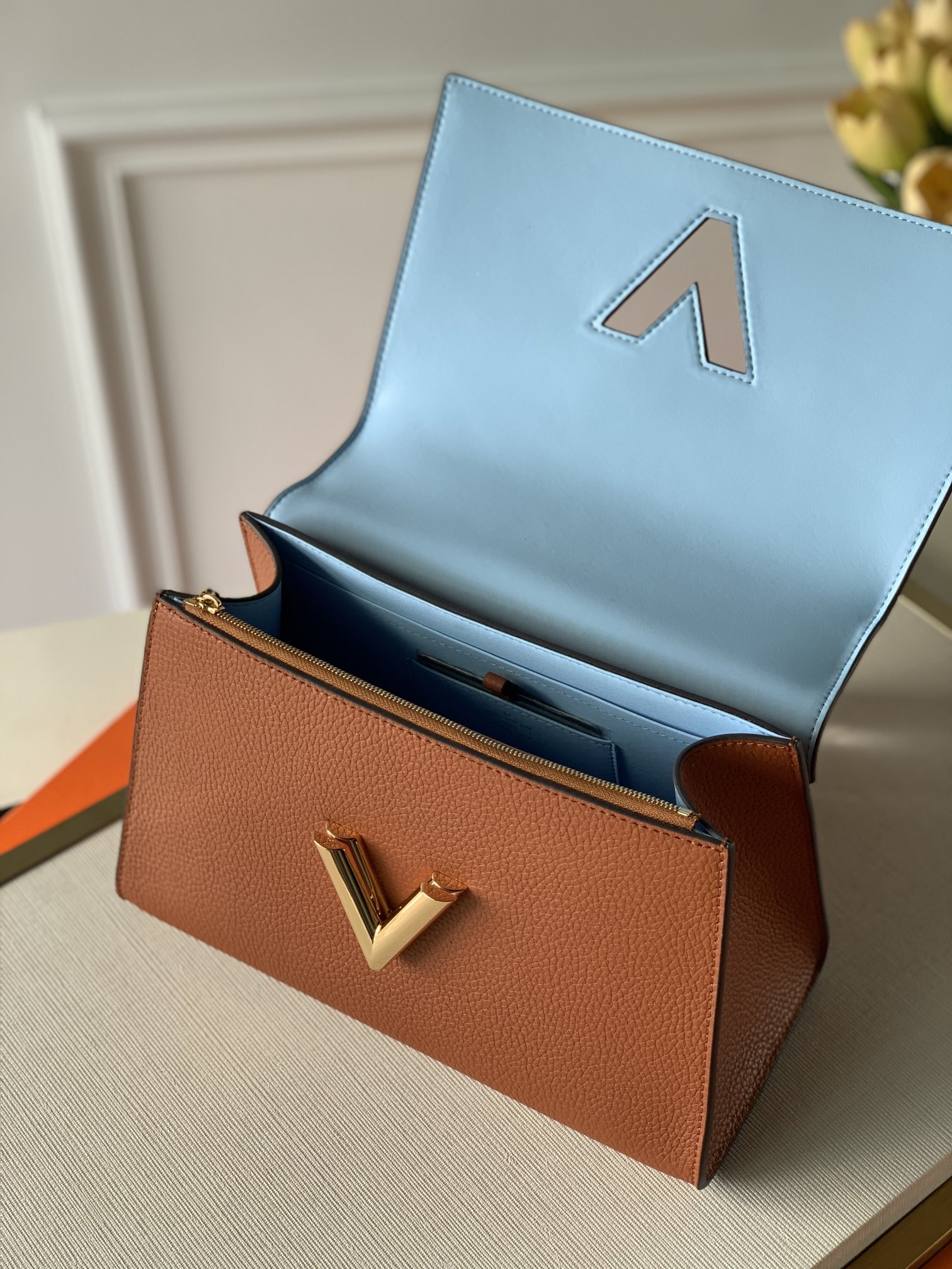LV ヴィトン バッグ 結婚式スーパーコピー M57897 優雅レディ 柔軟 ハンドバッグ 斜め掛け ブラウン_6