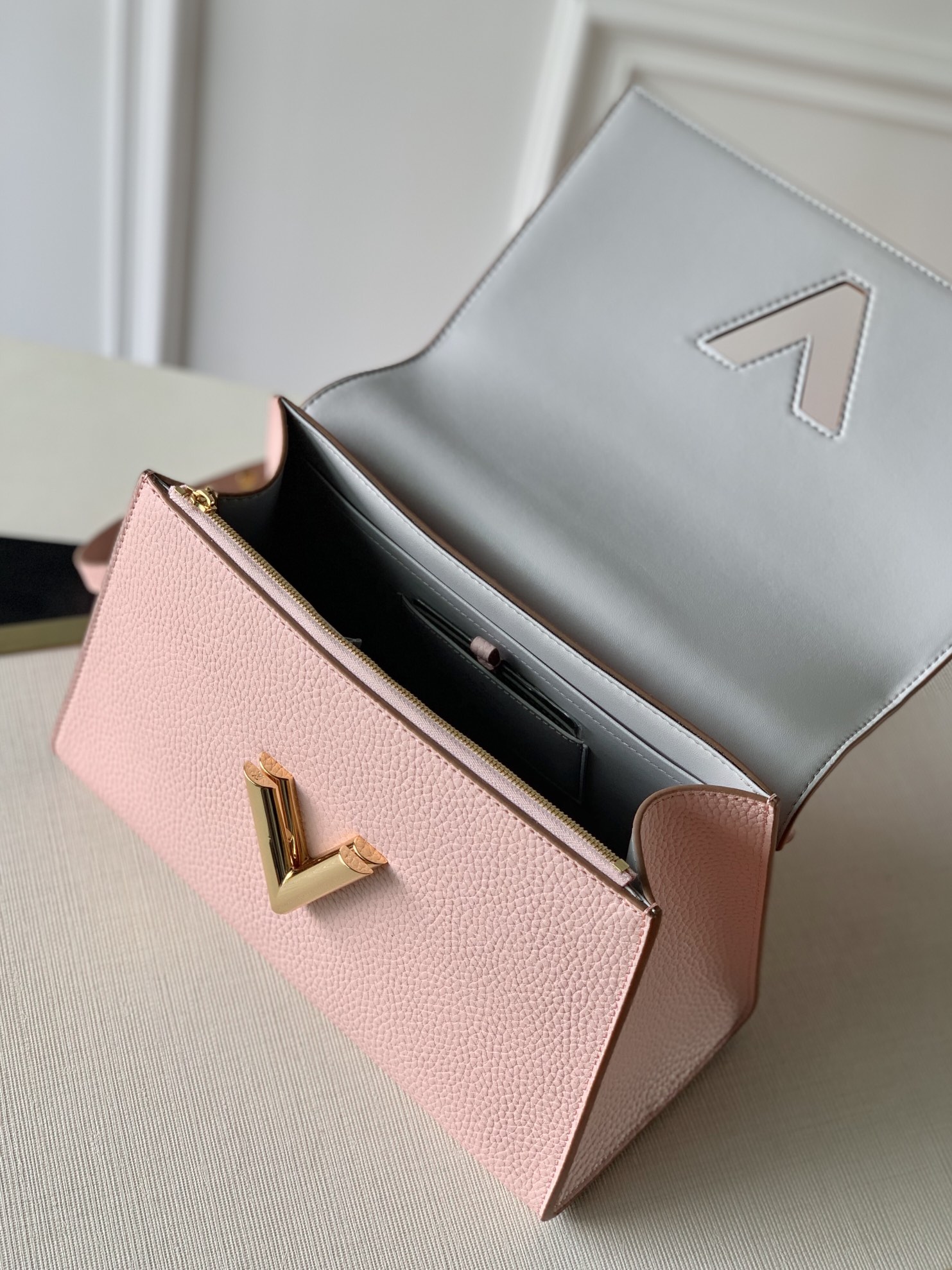 LV ルイヴィトンバッグ 種類偽物 M57584 優雅レディ 柔軟 ハンドバッグ 斜め掛け ピンク_3