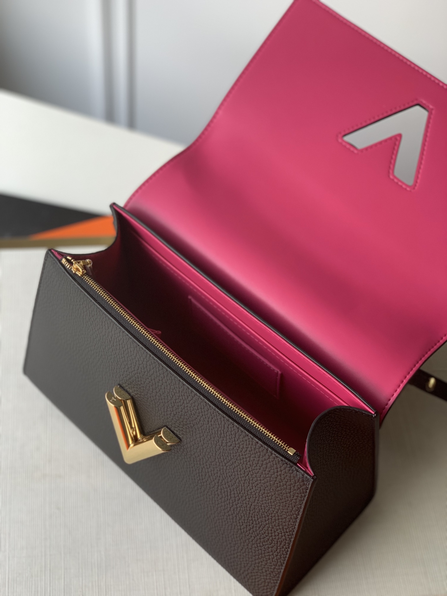 LV ルイヴィトンバッグ シリアルナンバーコピー M57090 優雅レディ 柔軟 ハンドバッグ 斜め掛け ブラック_7