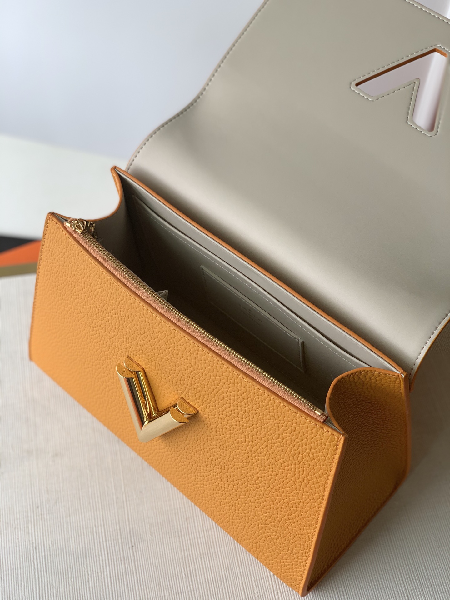 LV ルイヴィトンバッグ 激安通販 M57090 優雅レディ 柔軟 ハンドバッグ 斜め掛け イエロー_4