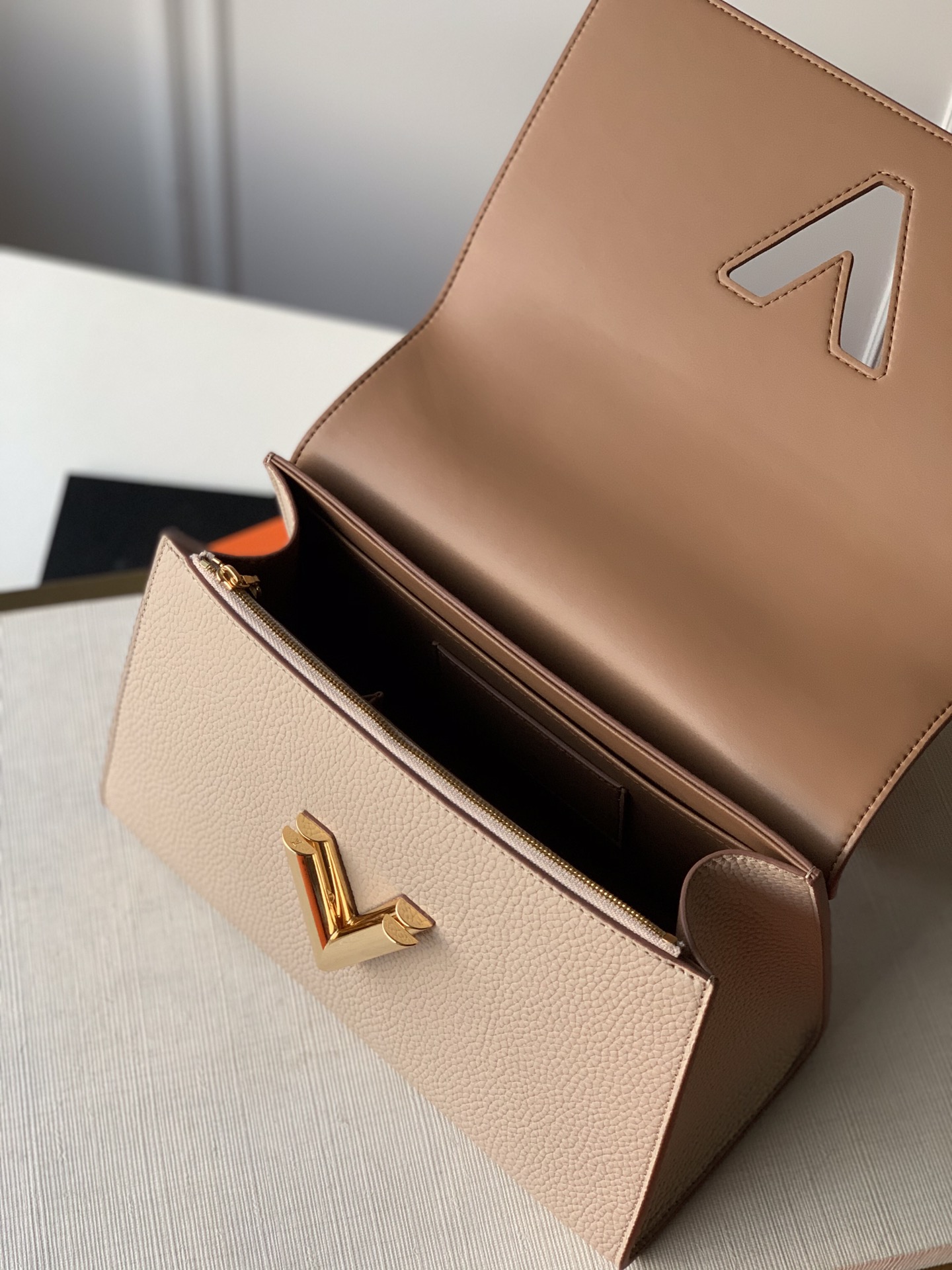 LV ヴィトン バッグ シンプル偽物 M57092 優雅レディ 柔軟 ハンドバッグ 斜め掛け ベージュ色_4