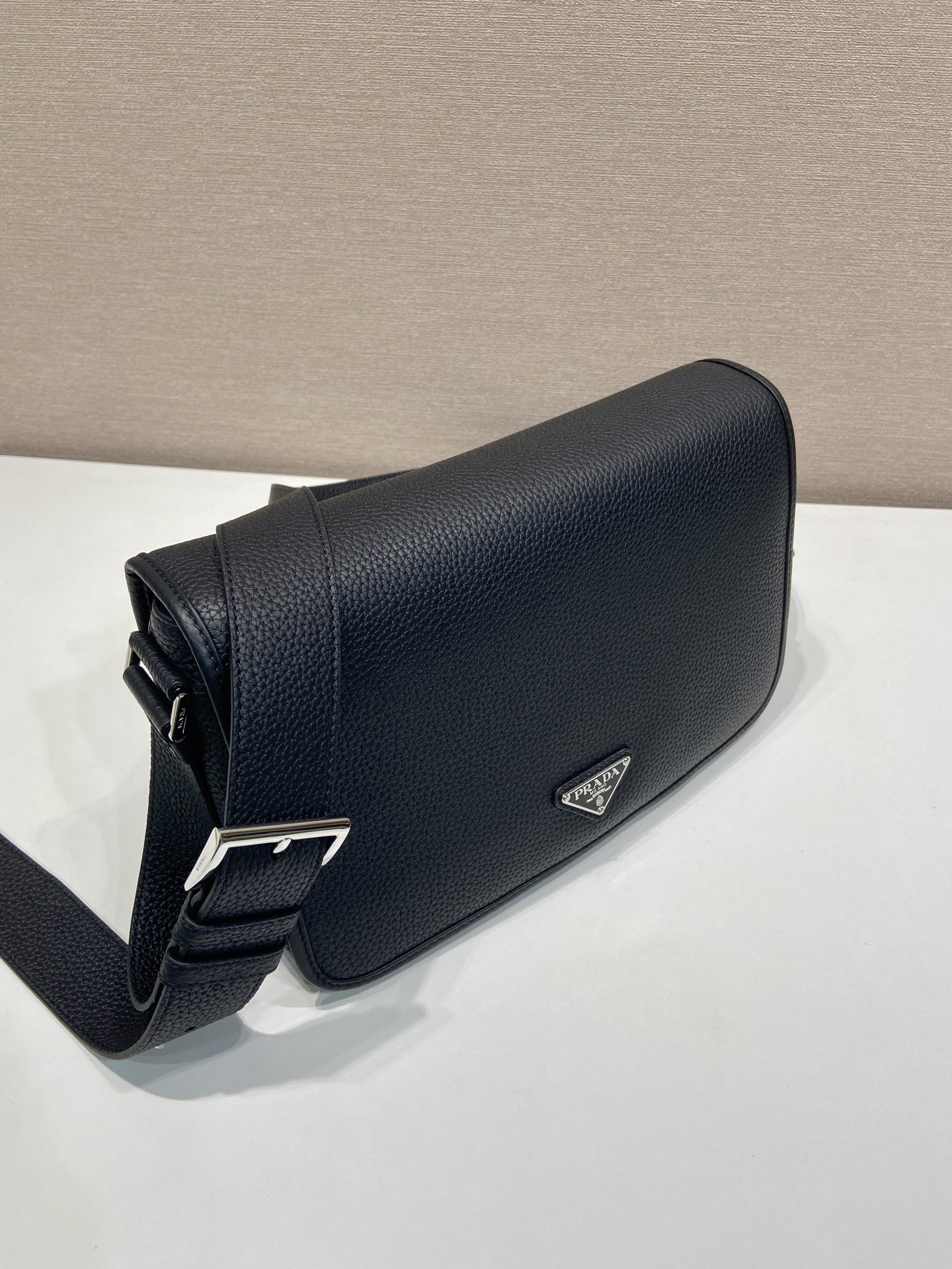 プラダバッグチャーム激安通販 優雅 シンプル 斜め掛けバッグ 本革 レザー 柔軟 2VD075 ブラック_3